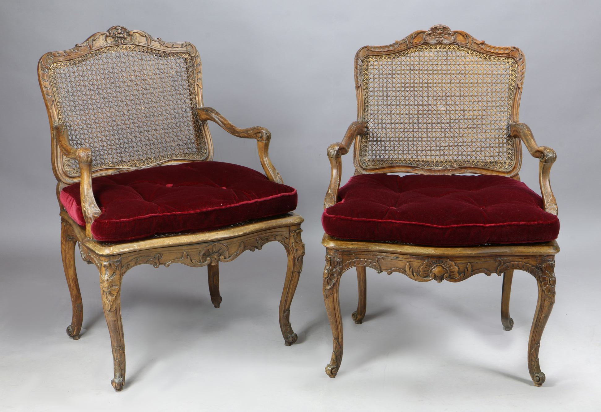  PAR DE ANTIGUOS SILLONES FRANCESES DE EPOCA REGENCE.