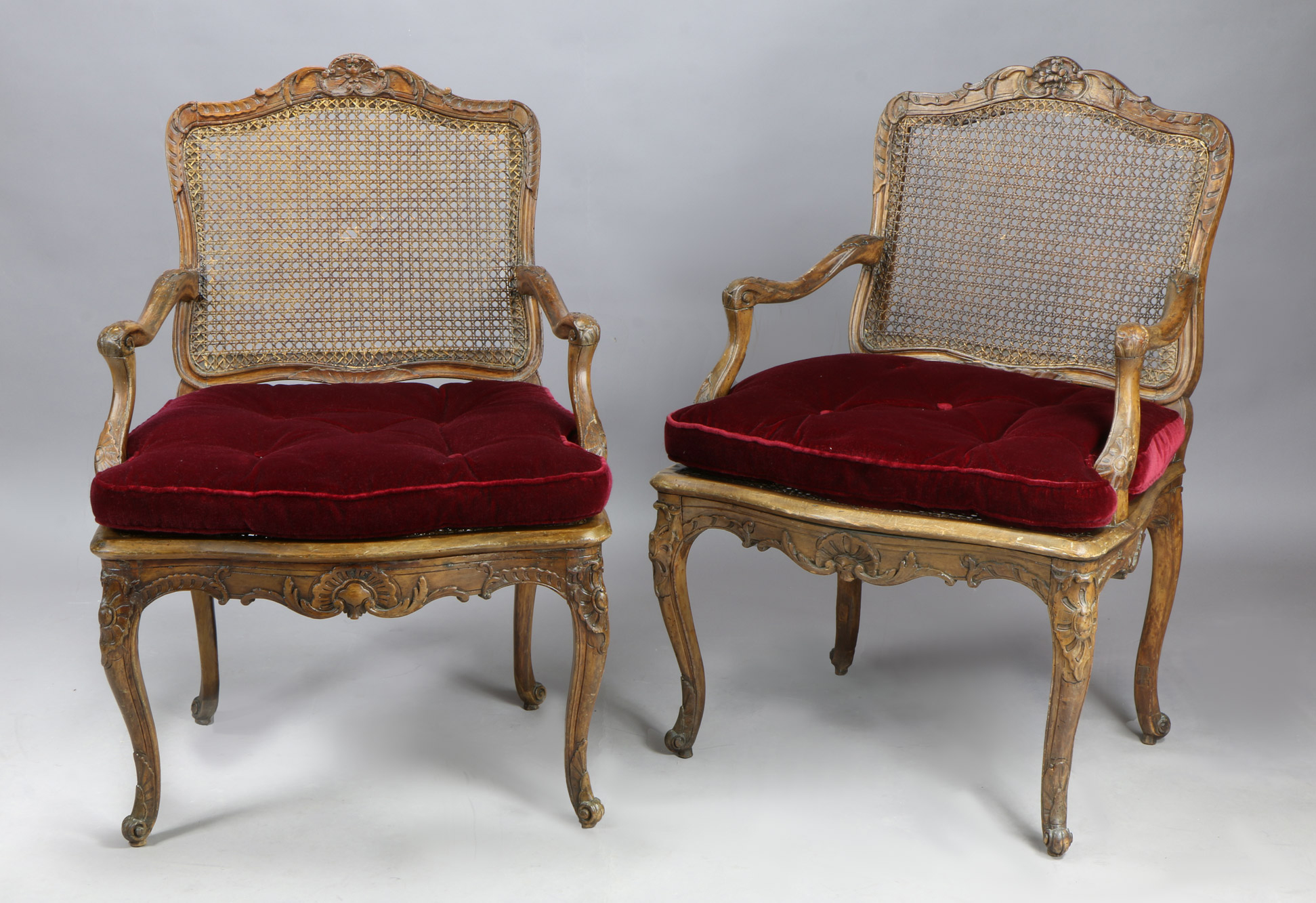  PAR DE ANTIGUOS SILLONES FRANCESES DE EPOCA REGENCE.