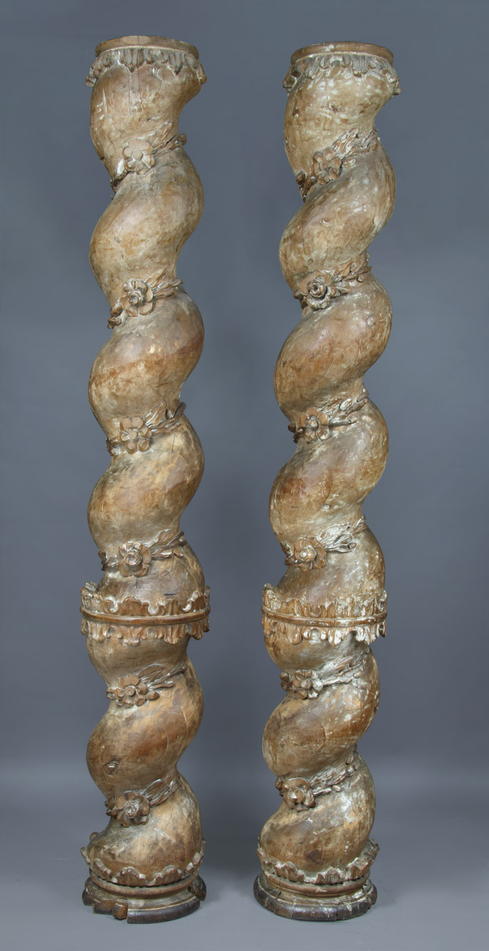  PAR DE IMPORTANTES COLUMNAS SALOMONICAS DE MADERA TALLADA.