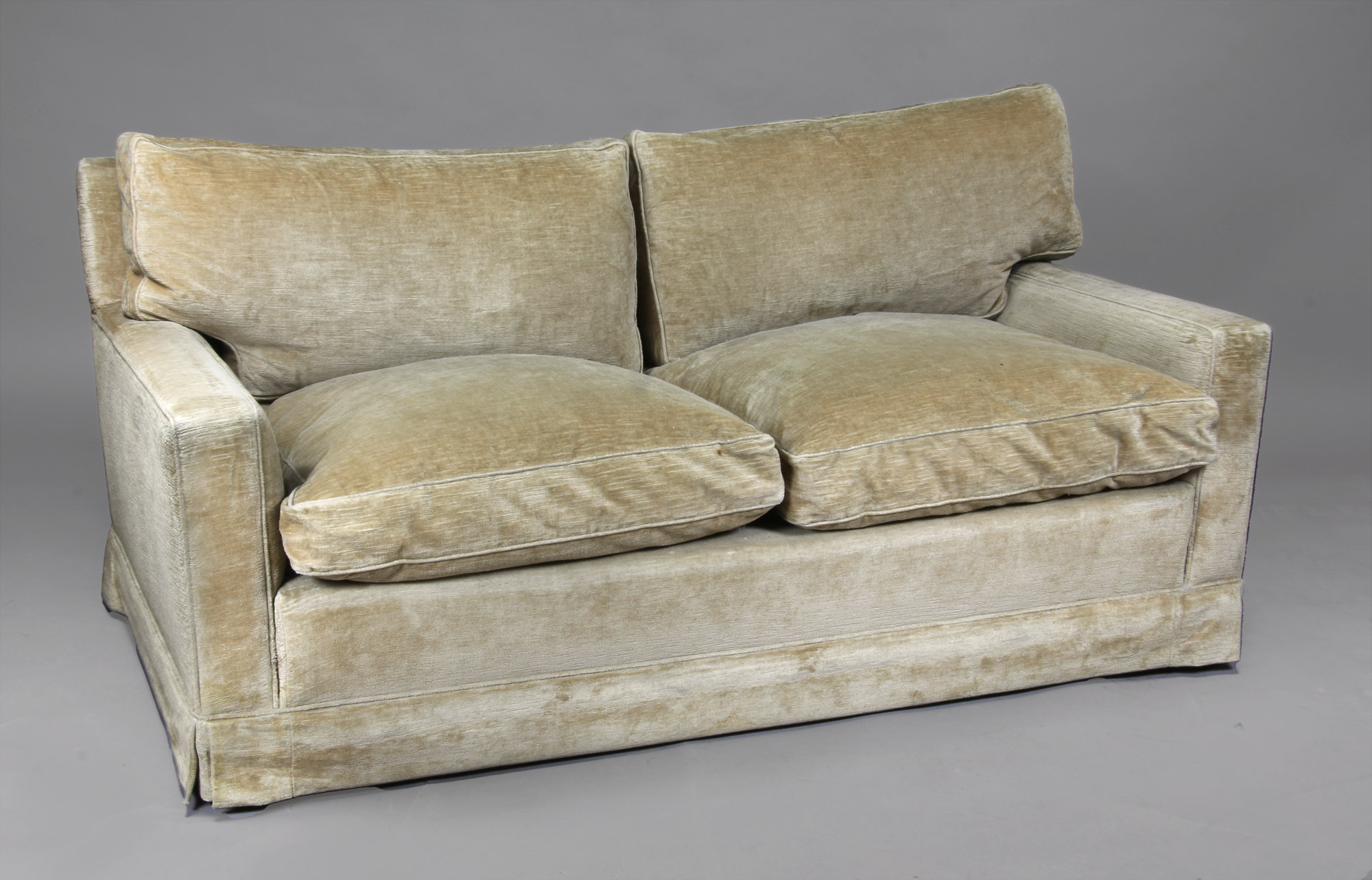  SOFA CONFORTABLE DE LINEA MODERNA PARA DOS CUERPOS.