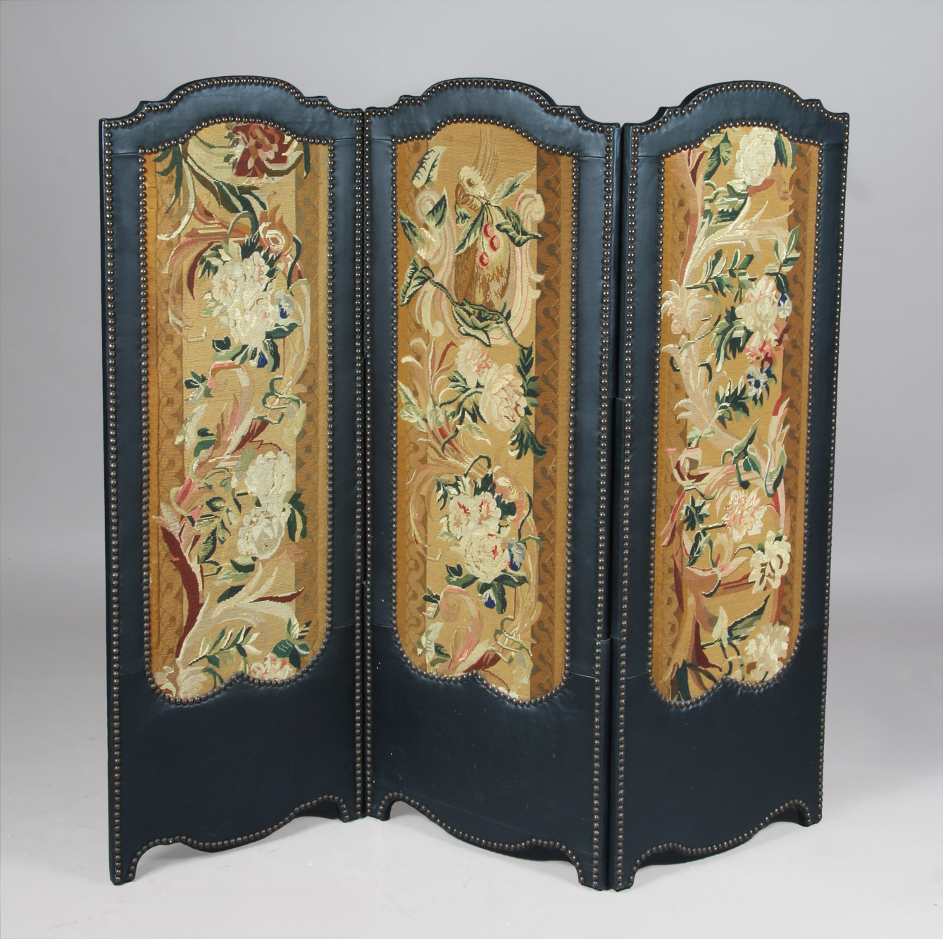  PEQUEÑO BIOMBO FORMADO POR TRES HOJAS.