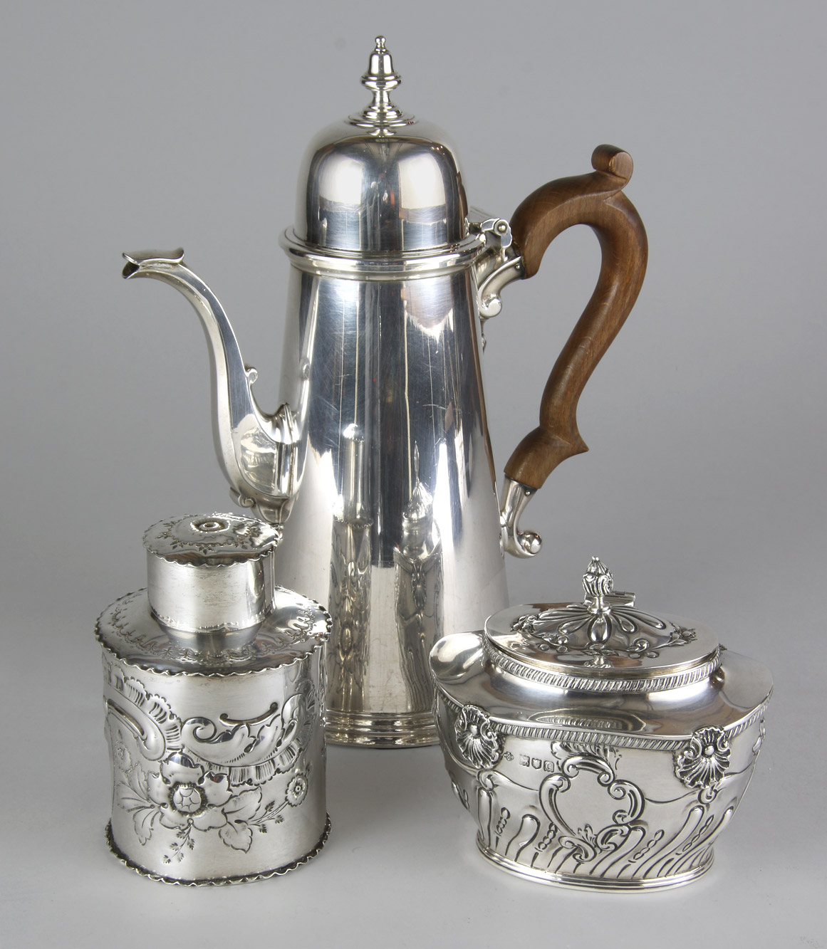 Lotes 607 y 609: 
																		CAFETERA DE PLATA INGLESA SELLADA CON TAPA. 
																		DOS ANTIGUAS PIEZAS DE PLATA INGLESA SELLADA DIFERENTES. 