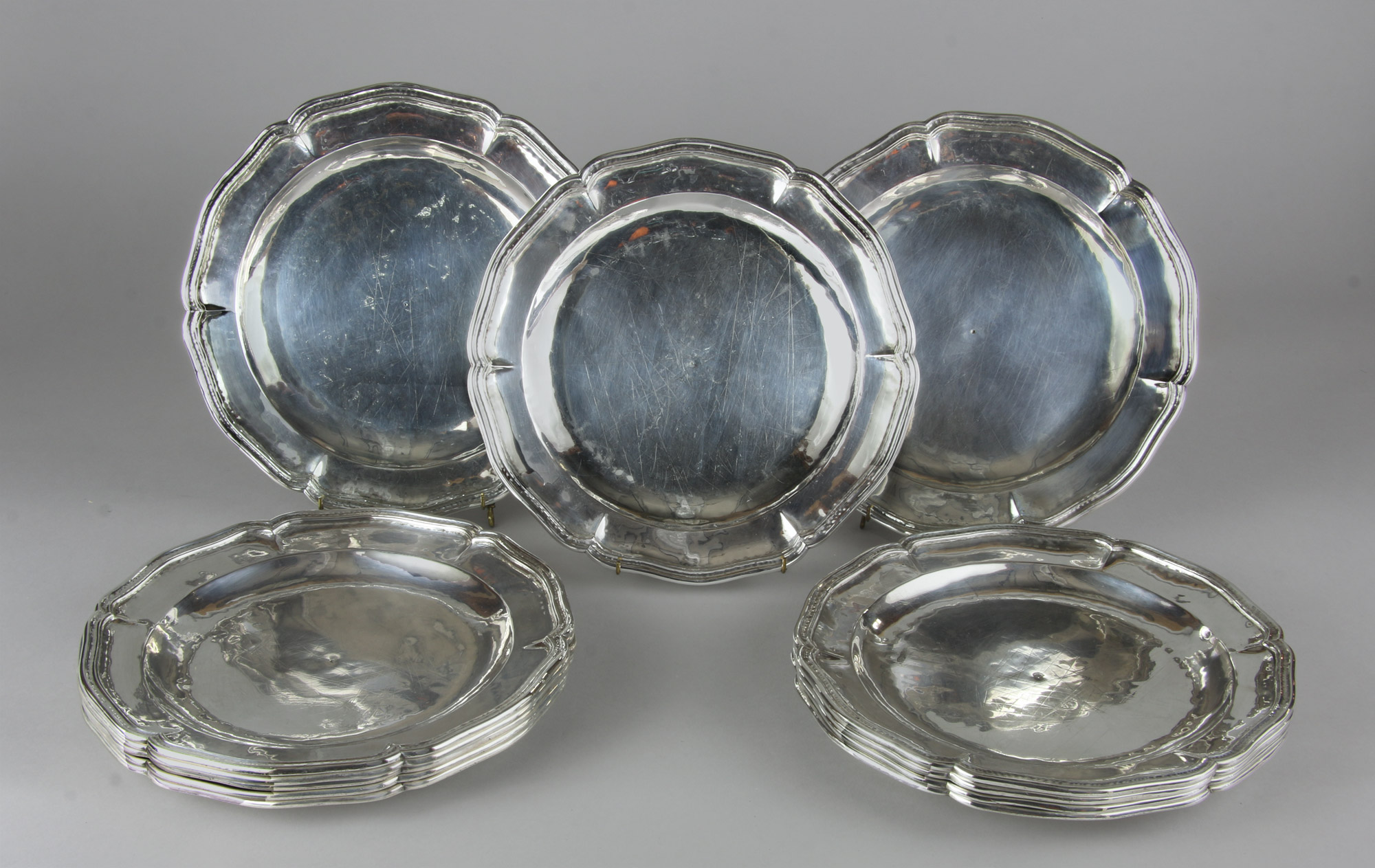  DOCE ANTIGUOS PLATOS DE PLATA BAJA COLONIAL. 