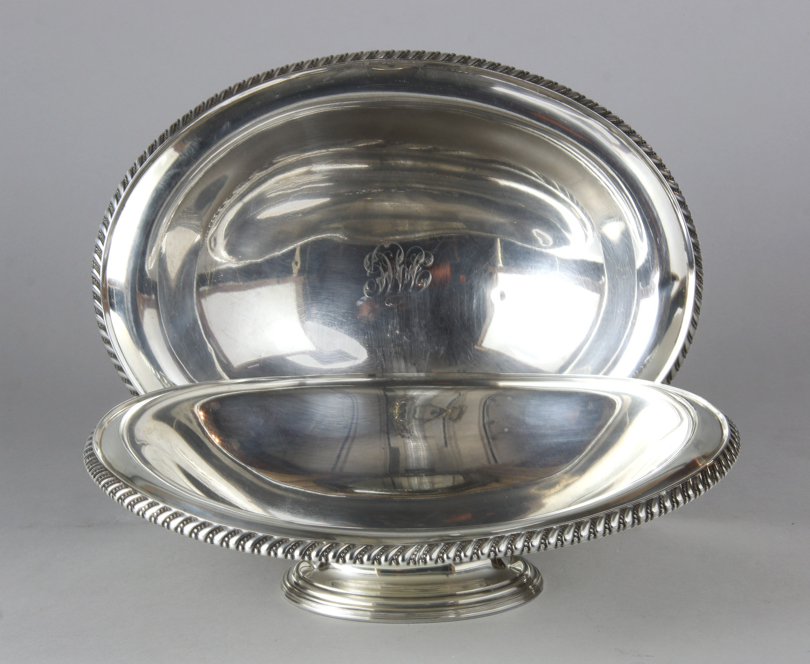  PAR DE CENTROS OVALES DE PLATA INGLESA SELLADA. 