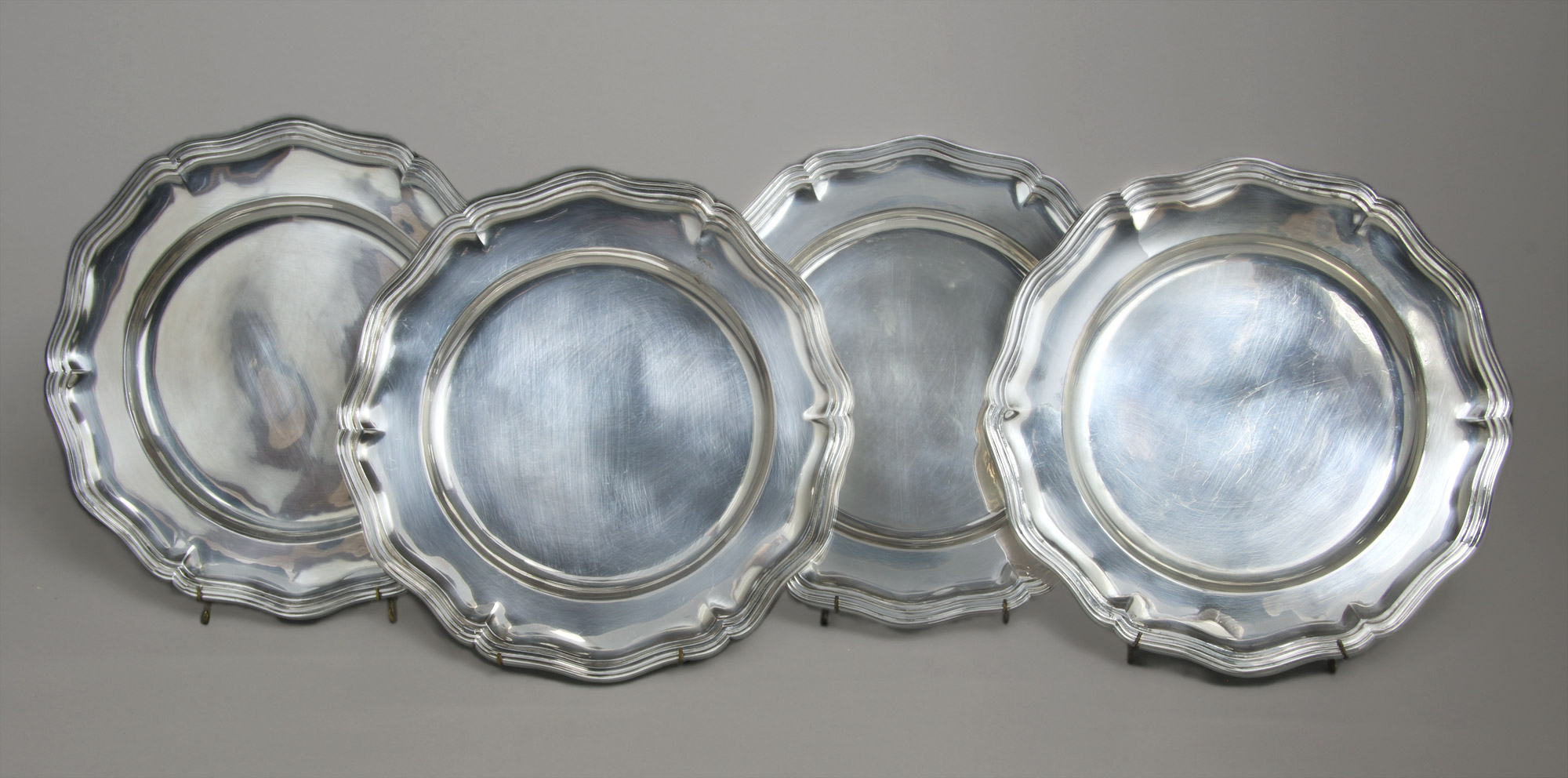  CUATRO PLATOS DE PLATA HOLANDESA SELLADA. 