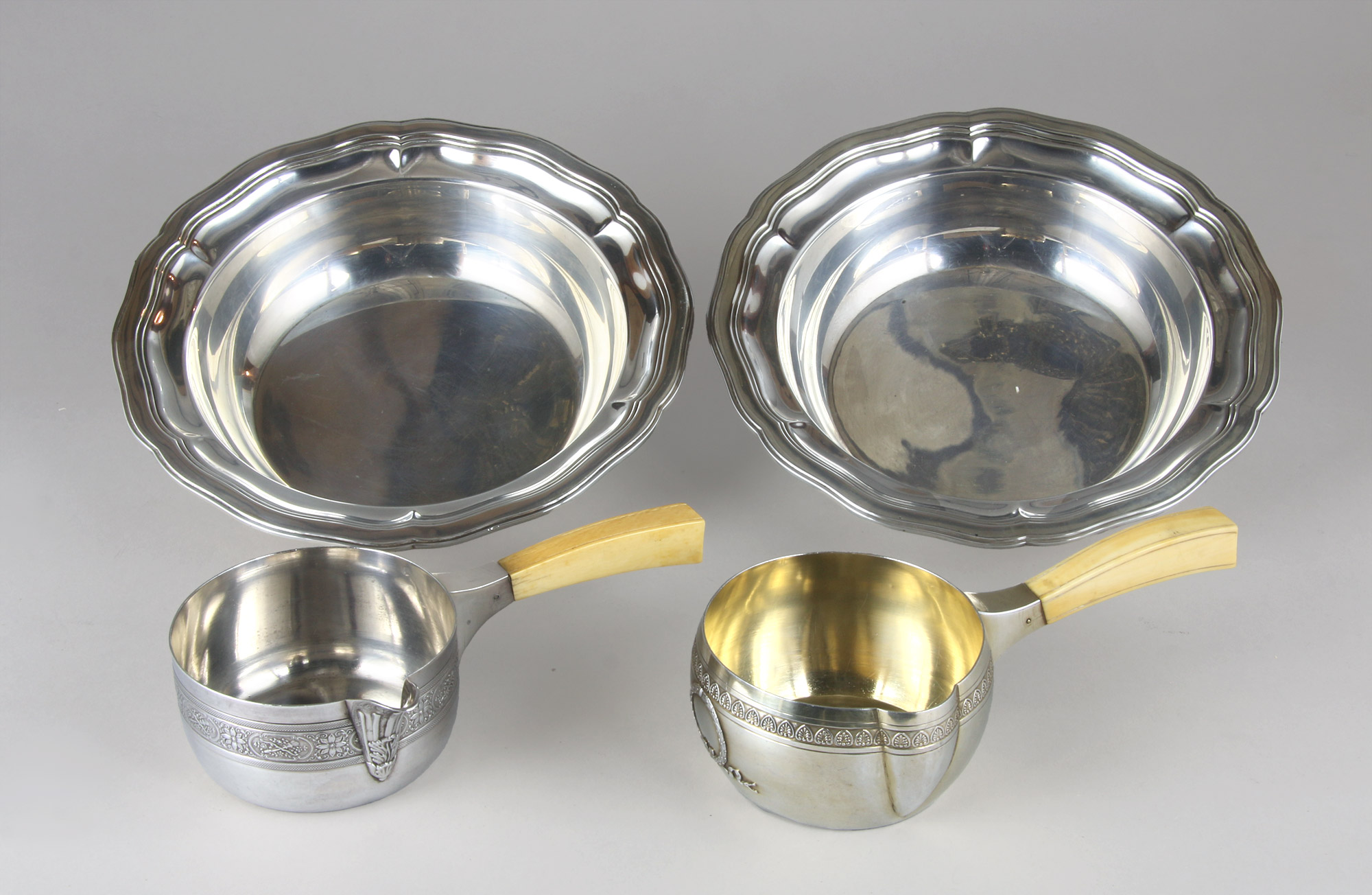 Lotes 610 y 611: 
																		PAR DE PEQUEÑOS CENTROS HONDOS DE PLATA 950 SELLADA. 
																		DOS PEQUEÑAS SALSERAS CIRCULARES DE PLATA FRANCESA SELLADA. 