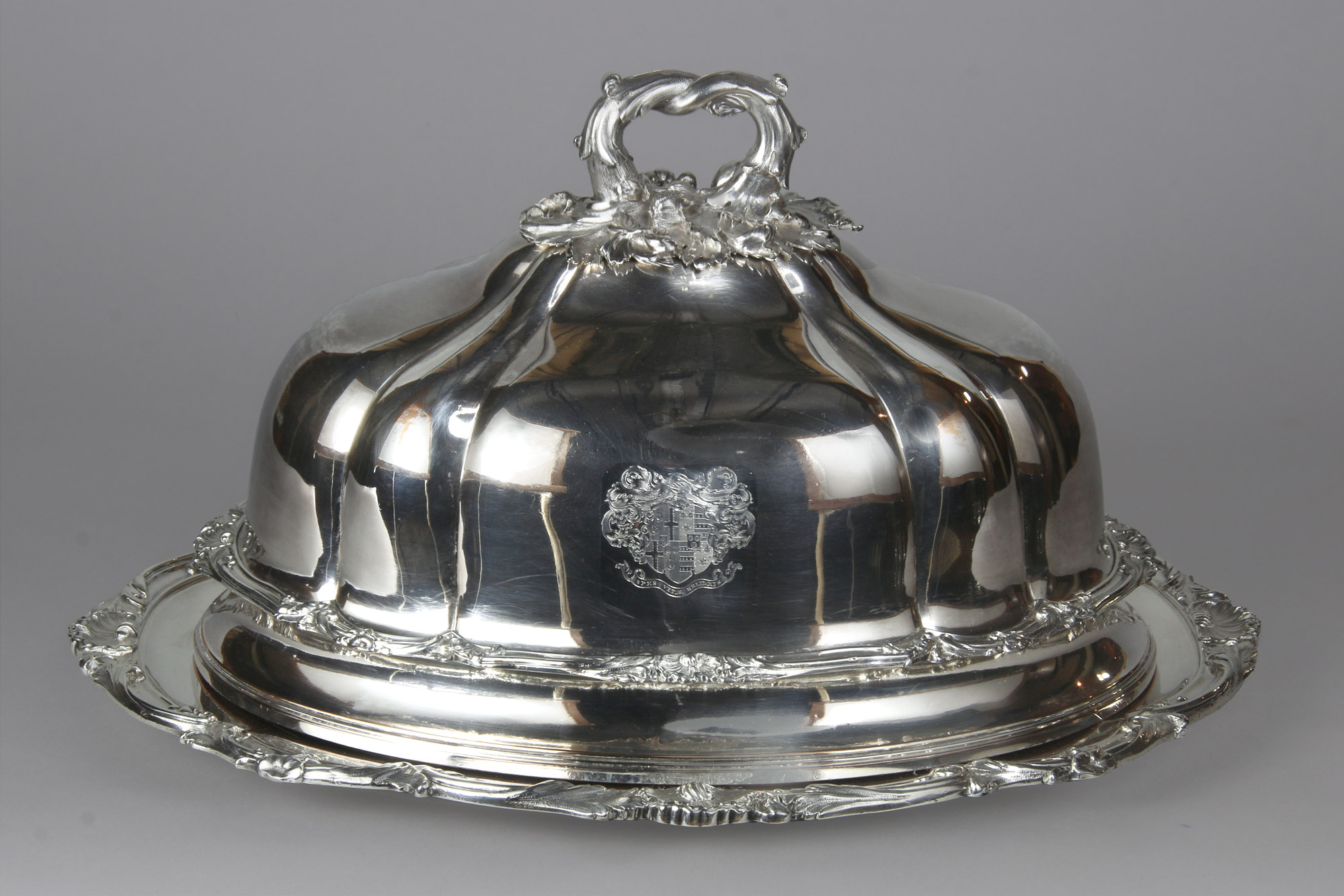  ANTIGUA TAPA CAMPANA OLD SHEFFIELD CON FUENTE DE APOYO. 