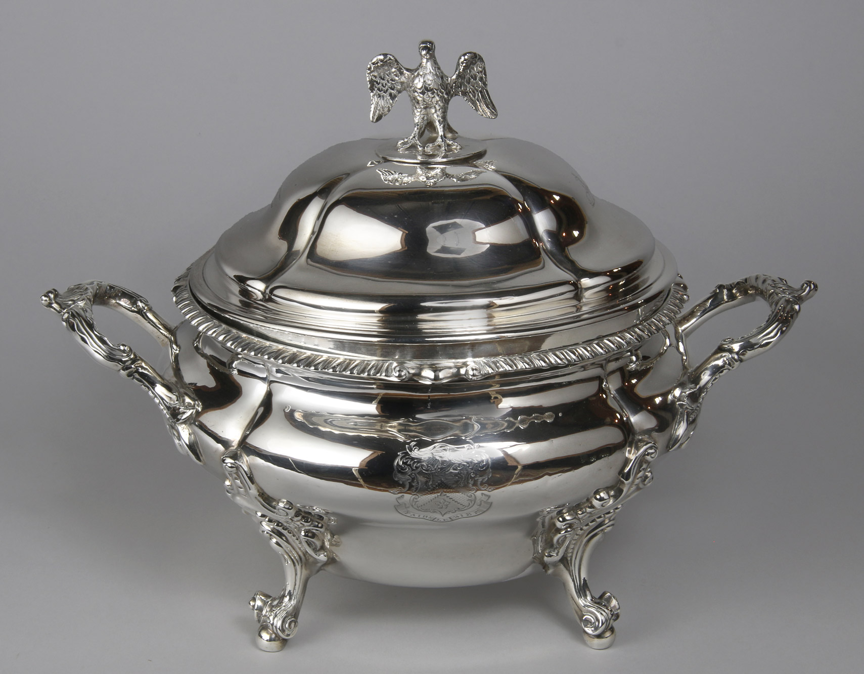  ANTIGUA SOPERA INGLESA VICTORIANA CON TAPA. 