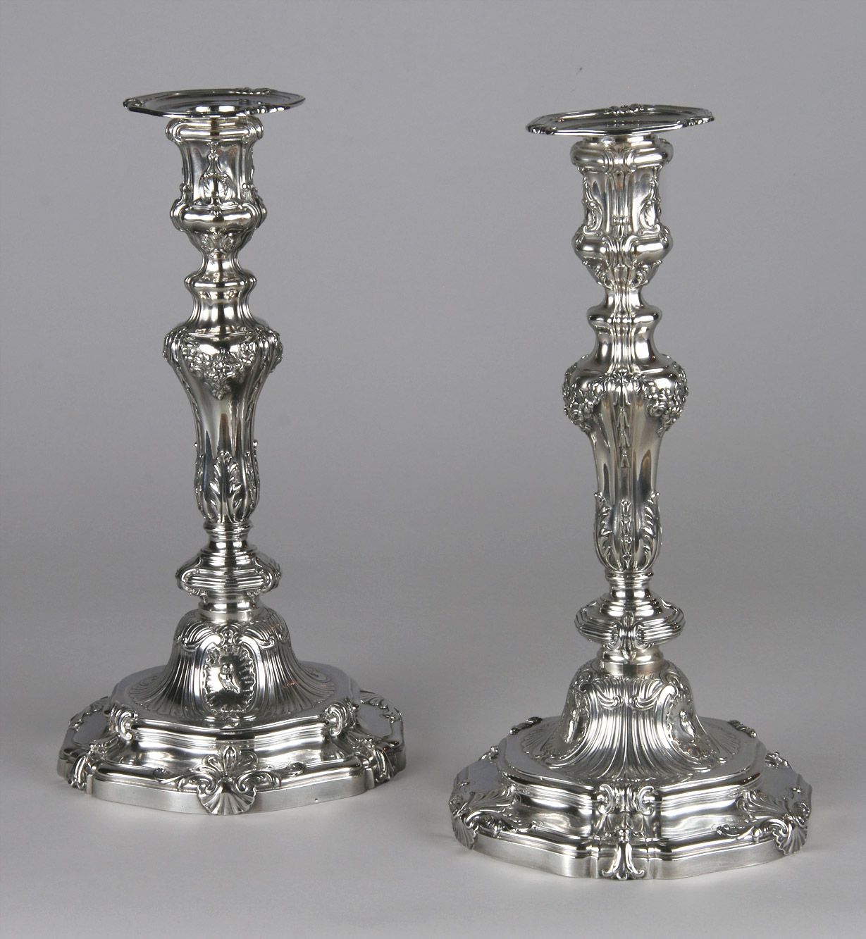  PAR DE ANTIGUOS CANDELEROS FRANCESES POR LOUIS LENHENDRICK. 