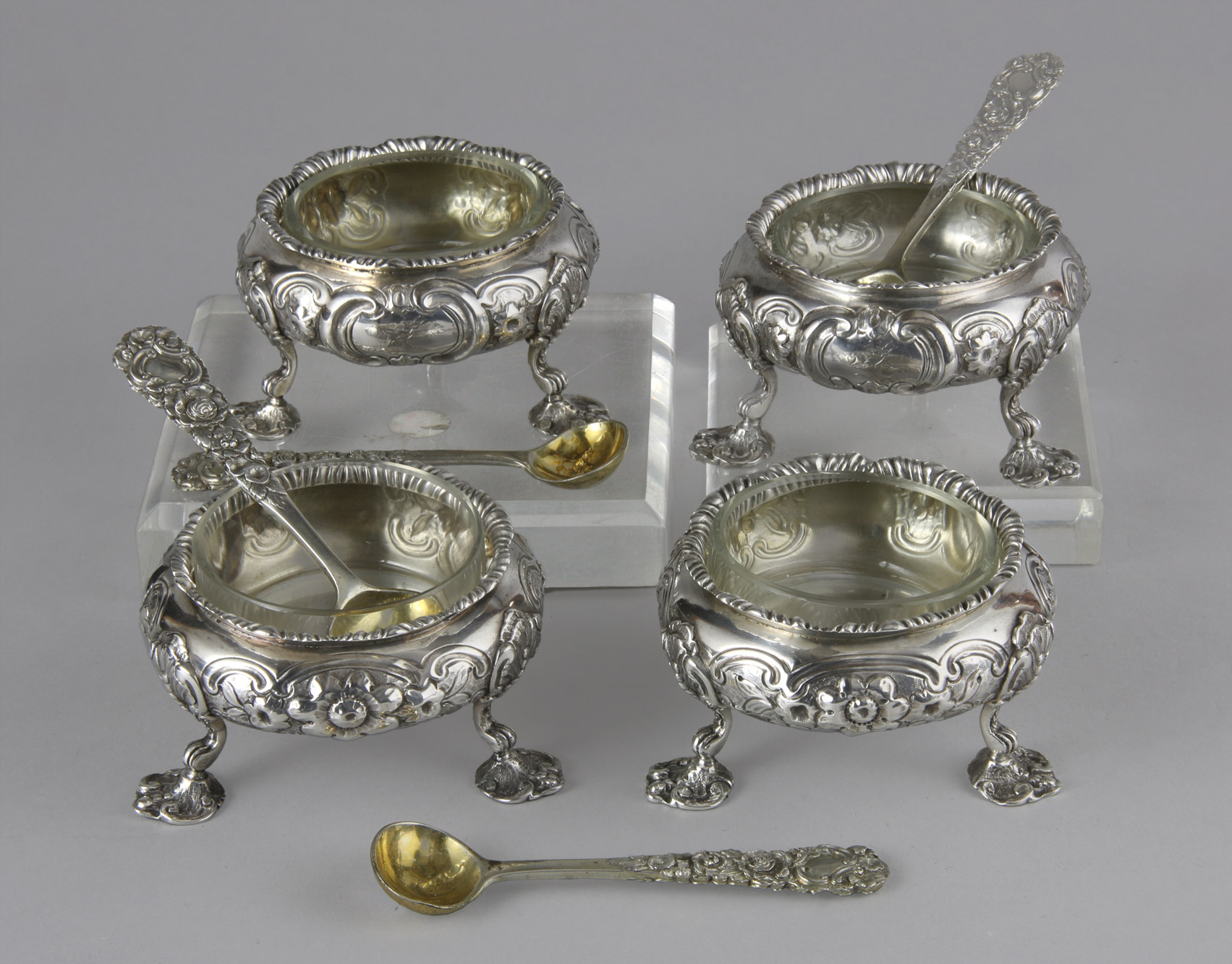  CUATRO ANTIGUOS SALEROS INGLESES VICTORIANOS. 