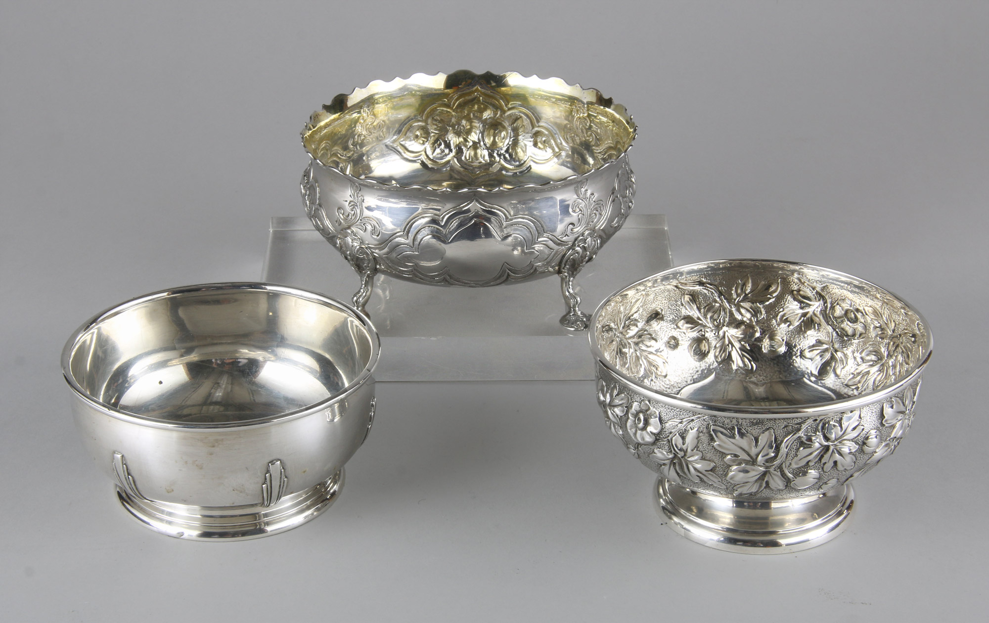  TRES CENTROS CIRCULARES DE PLATA INGLESA DIFERENTES. 