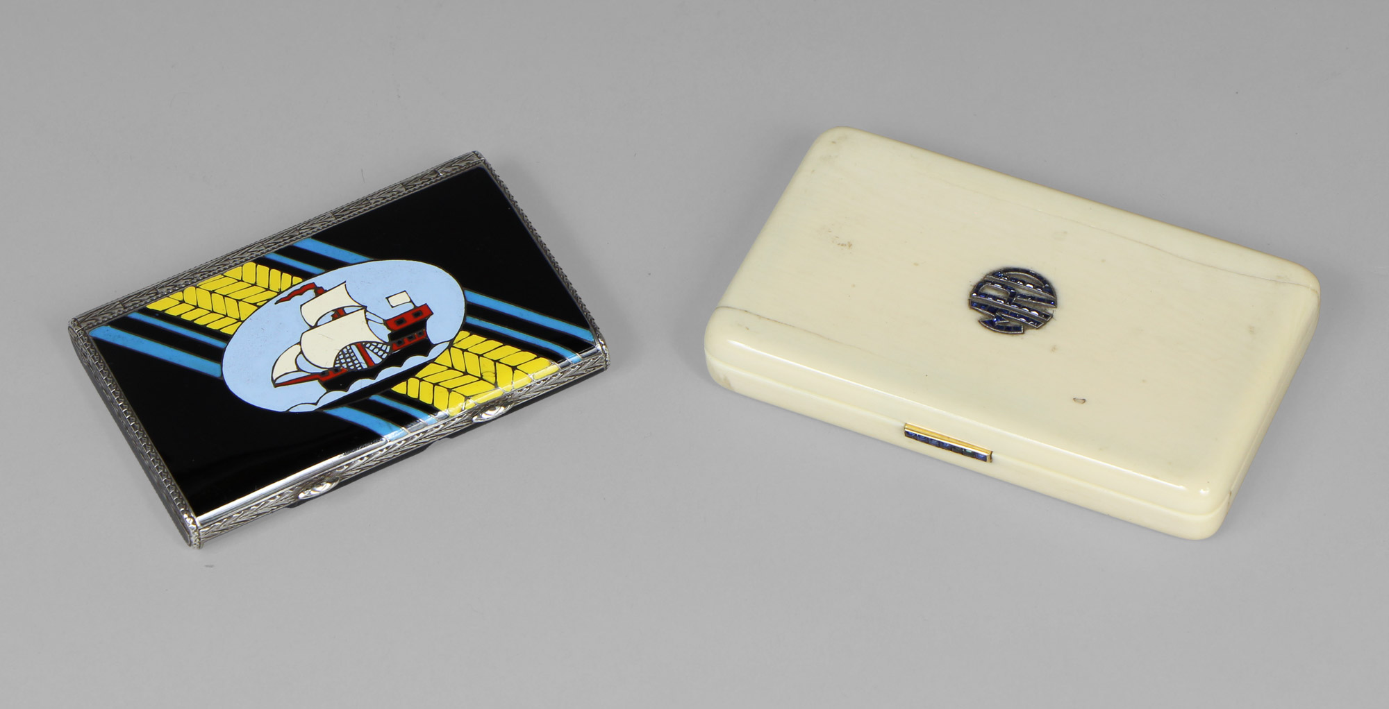 Lotes 637 y 636: 
																		CURIOSA VANITY DE PLATA STERLING SELLADA Y ESMALTE. 
																		PEQUEÑA VANITY FRANCESA DE ORO Y MARFIL.