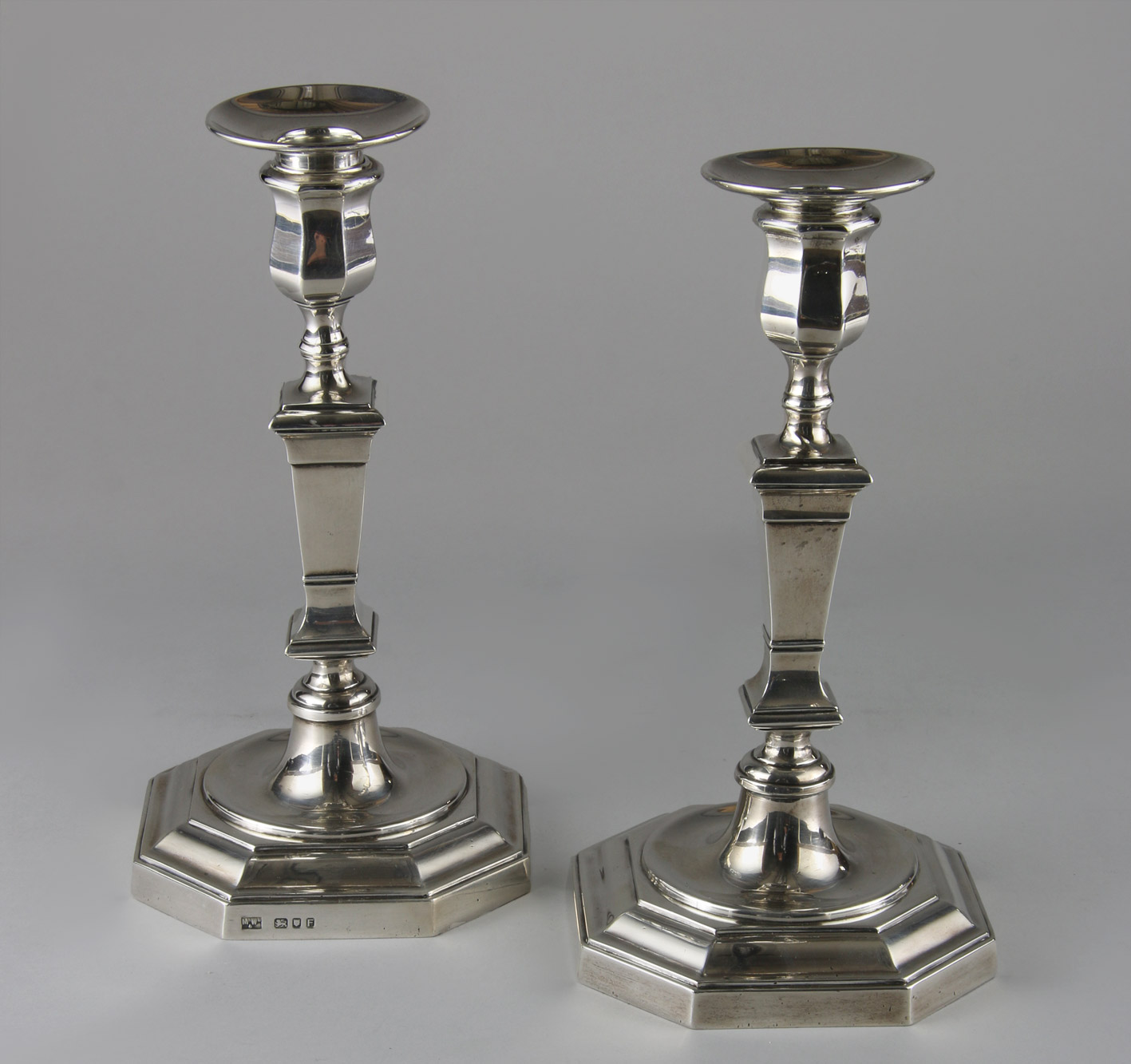  PAR DE CANDELEROS DE PLATA INGLESA SELLADA. 