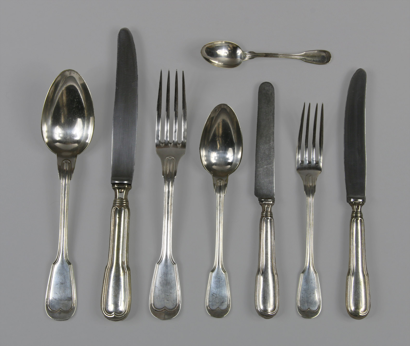  JUEGO DE CUBIERTOS DE METAL NACIONAL PLATEADO. 