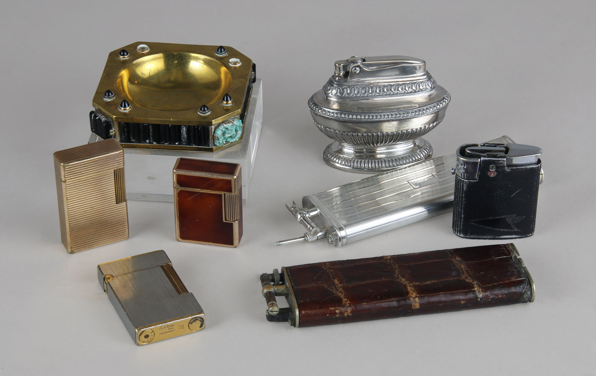  CONJUNTO FORMADO POR SIETE ENCENDEDORES Y UN CENICERO . 