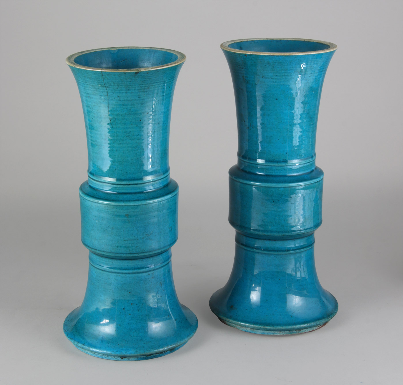  PAR DE ANTIGUOS VASOS 'CORNET' CHINOS DE PORCELANA . 