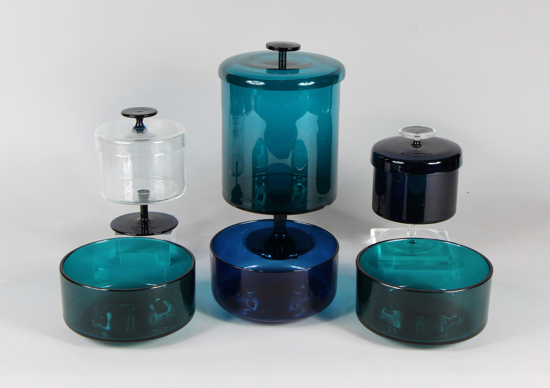  CONJUNTO DE VIDRIO DE COLOR PARA MESA. 