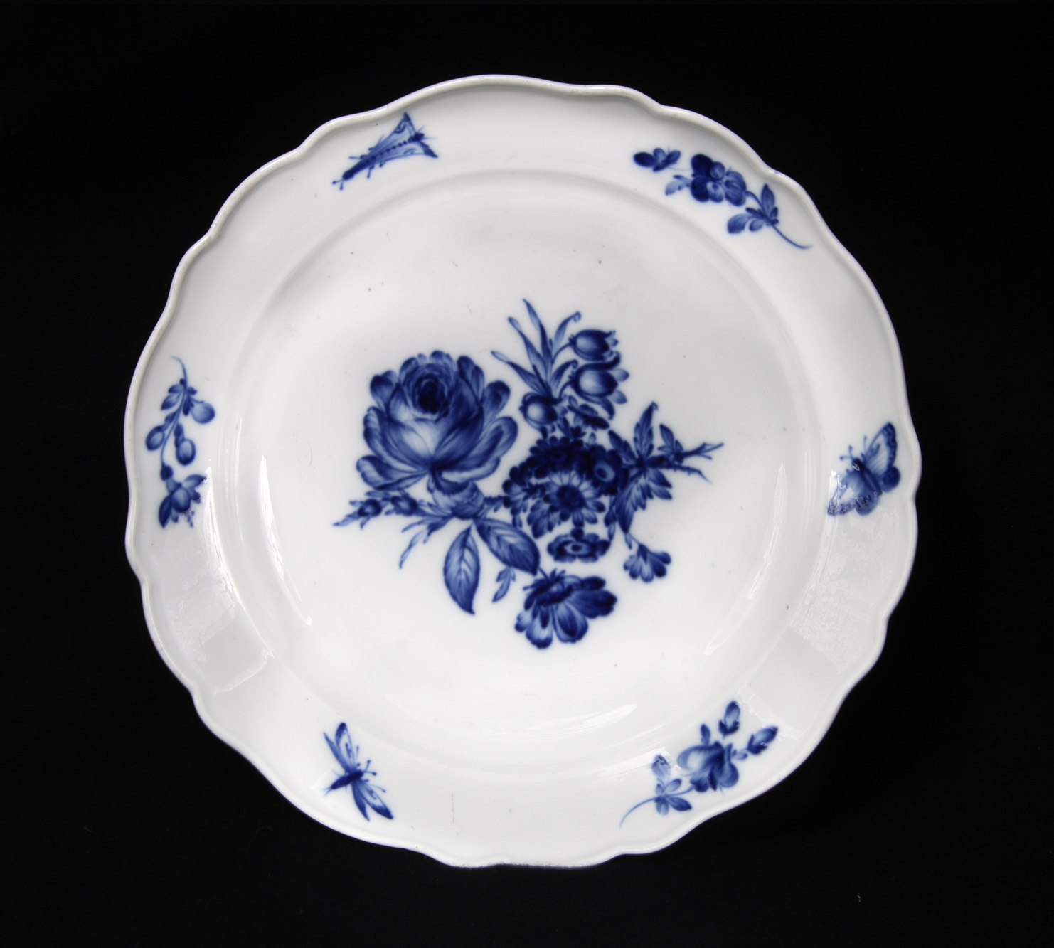  FUENTE HONDA CIRCULAR DE PORCELANA ALEMANA DE MEISSEN. 