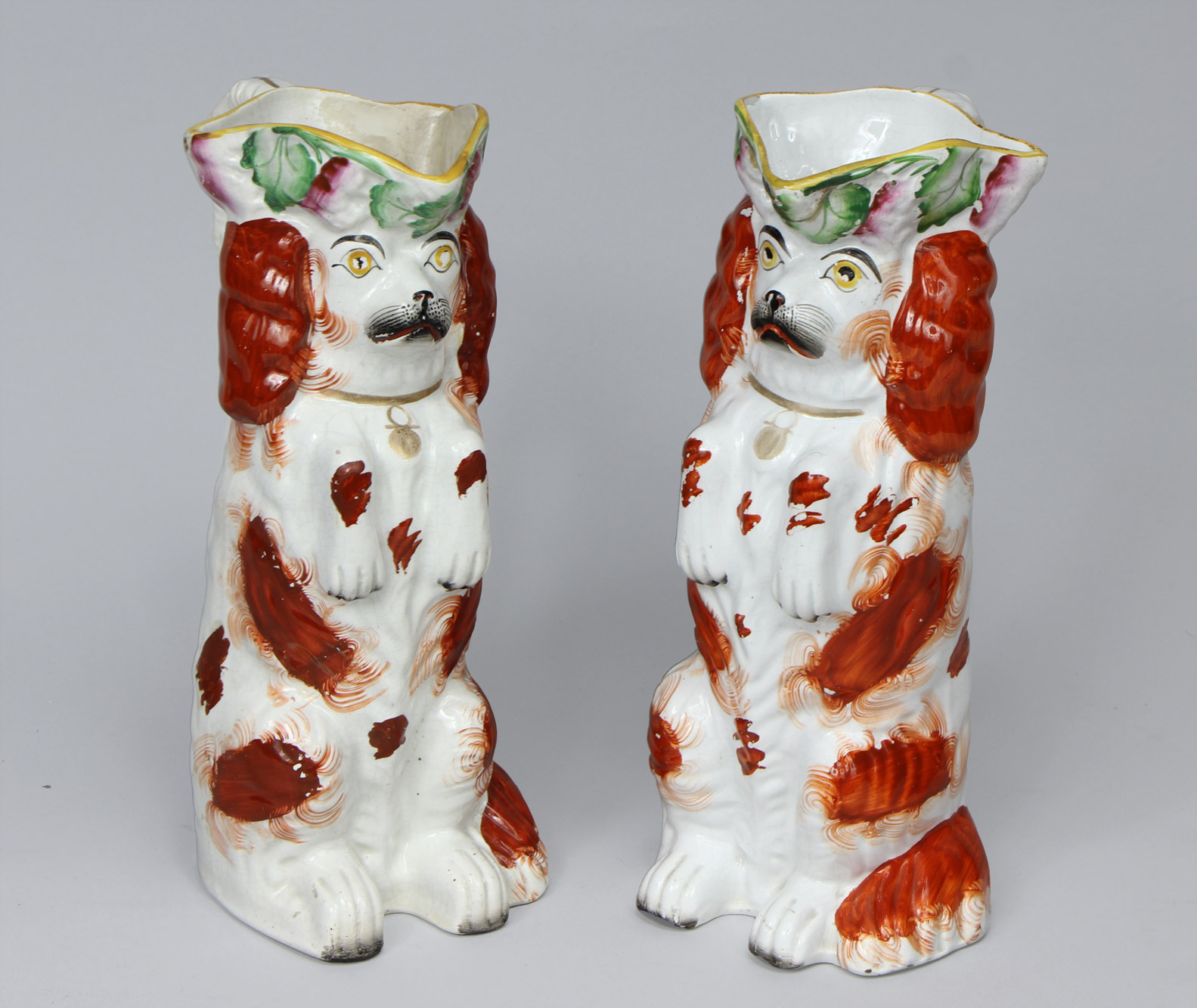  PAR DE JARRAS DE LOZA INGLESA ESMALTADA PARA VINO. 