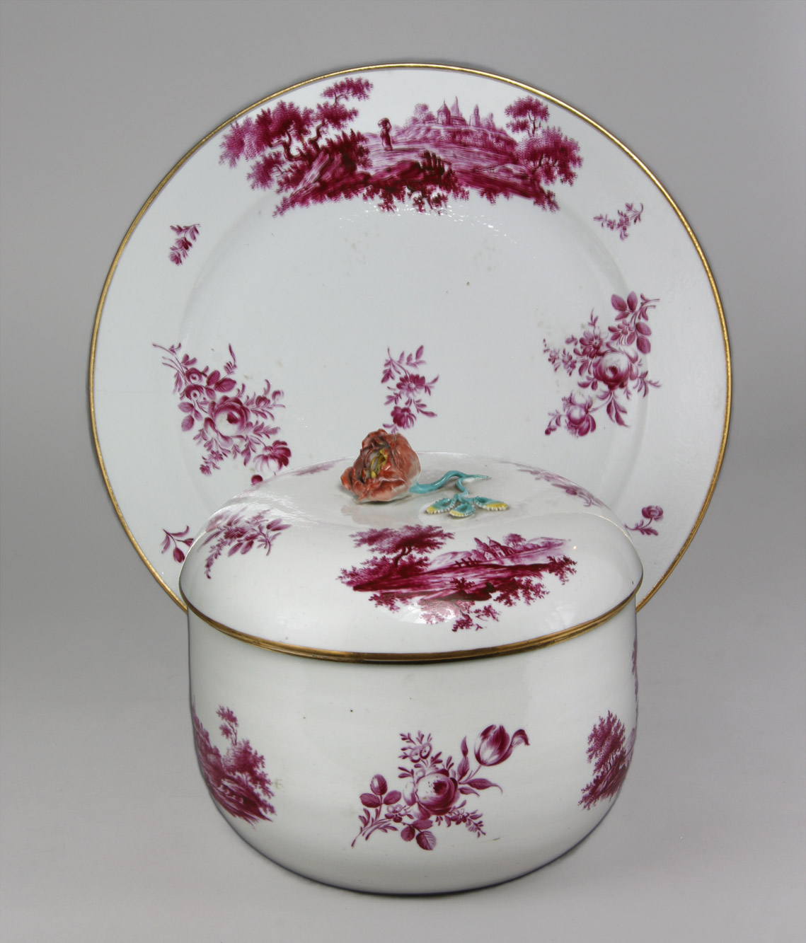  ANTIGUA SOPERA DE PORCELANA ALEMANA CON TAPA Y FUENTE. 