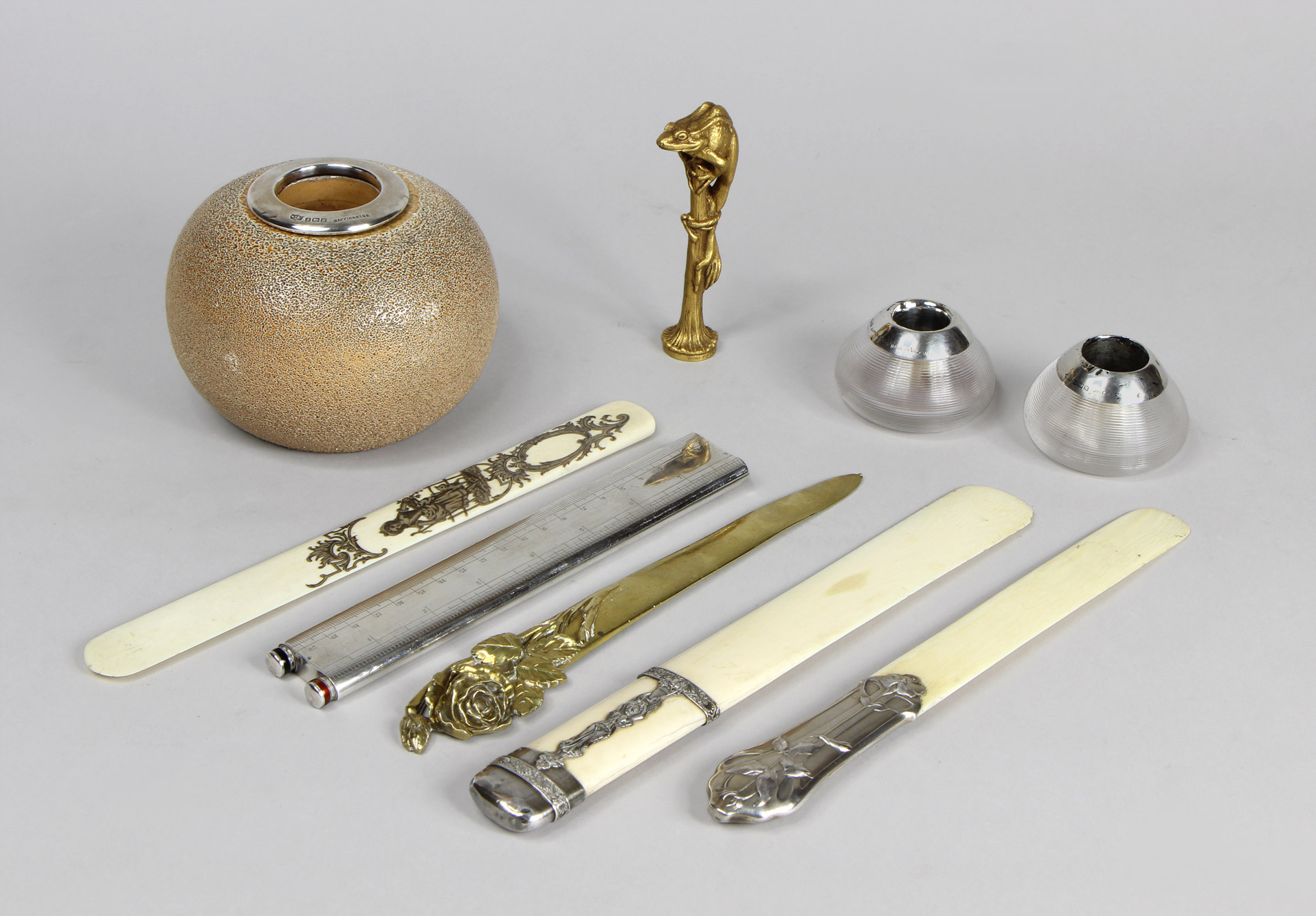 Lotes 916, 917, 918 y 919: 
																		FOSFORERA DE CERAMICA INGLESA ROYAL DOULTON. 
																		CINCO PIEZAS DIFERENTES PARA ESCRITORIO. 
																		FREMIET, Emmanuel: 'RANA' 
																		PAR DE FOSFORERAS INGLESAS DE VIDRIO GRUESO.