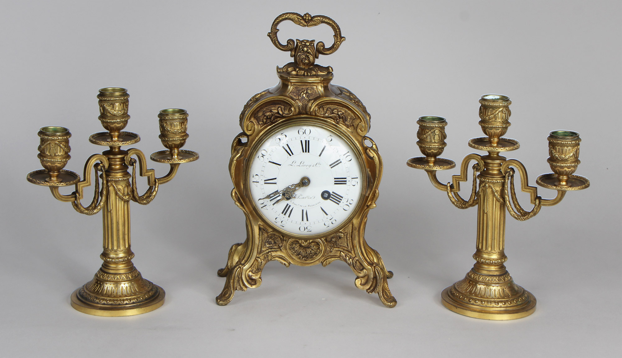 Lotes 818 y 819: 
																		PAR DE ANTIGUOS CANDELABROS FRANCESES DE BRONCE DORADO. 
																		ANTIGUO RELOJ FRANCES EN BRONCE CINCELADO Y DORADO. 