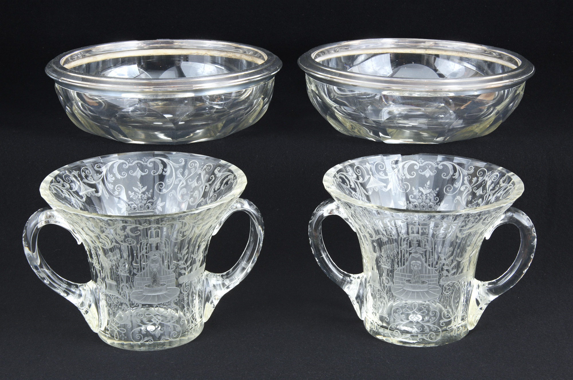 Lotes 654 y 653: 
																		PAR DE ENSALADERAS FRANCESAS FACETADAS. 
																		PAR DE FINOS CENTROS DE VIDRIO VENECIANO CON ASAS. 