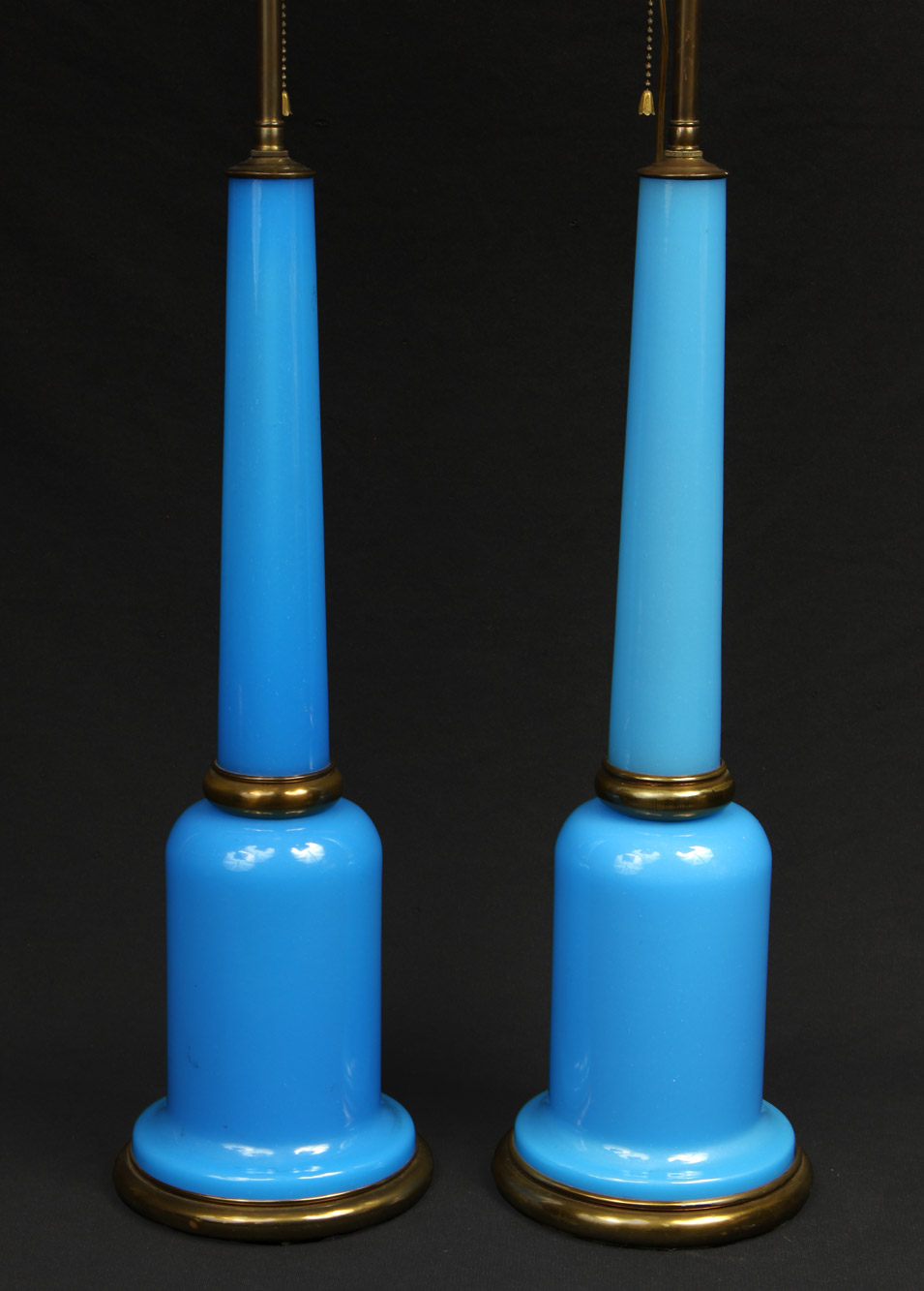 PAR DE GRANDES LAMPARAS DE OPALINA CELESTE. PAR DE GRANDES LAMPARAS DE OPALINA CELESTE.