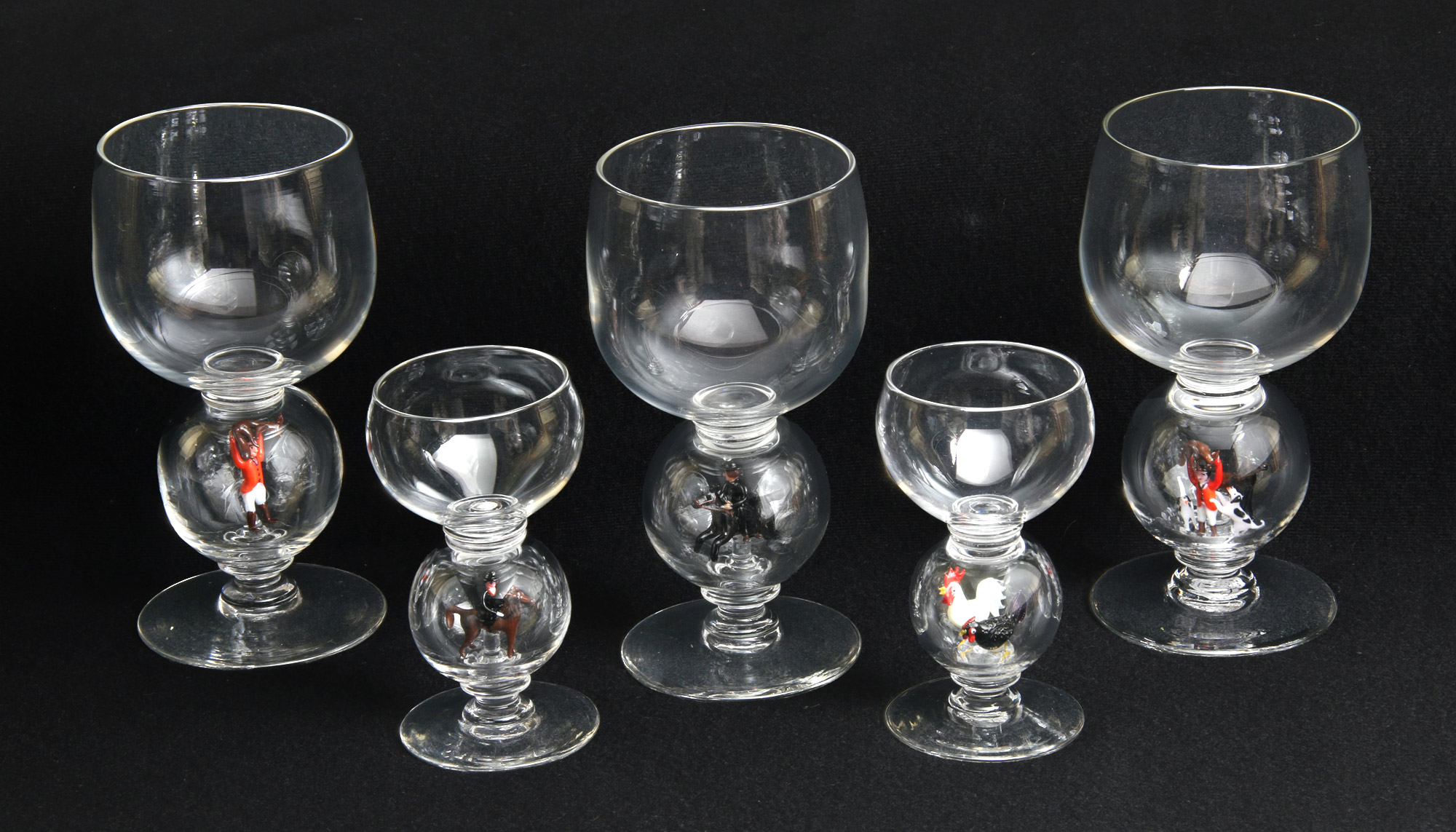  CURIOSO CONJUNTO DE COPAS INGLESAS CON MOTIVOS DE CACERIA. 