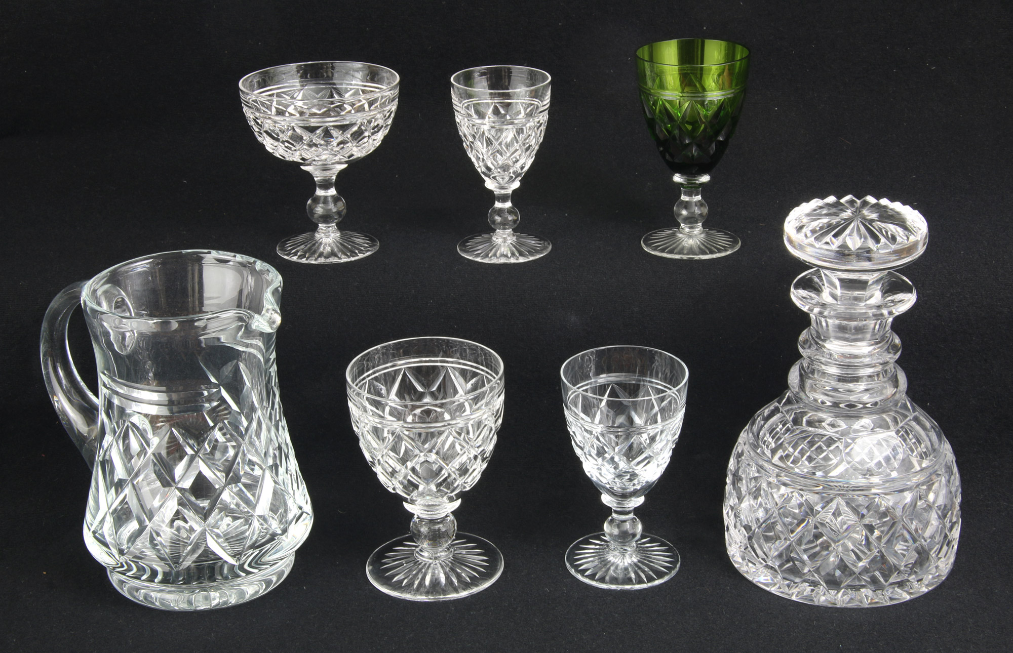  CONJUNTO DE COPAS TALLADAS CON PIE BAJO. 