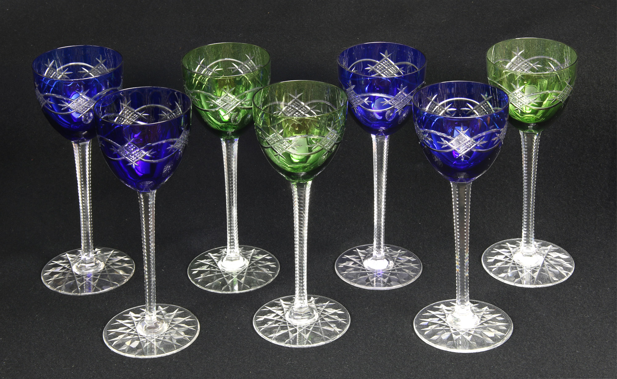 Lotes 661 y 660: 
																		VEINTE COPAS ALTAS AZULES PARA VINO DEL RHIN. 
																		VEINTE COPAS ALTAS VERDES PARA VINO DEL RHIN. 