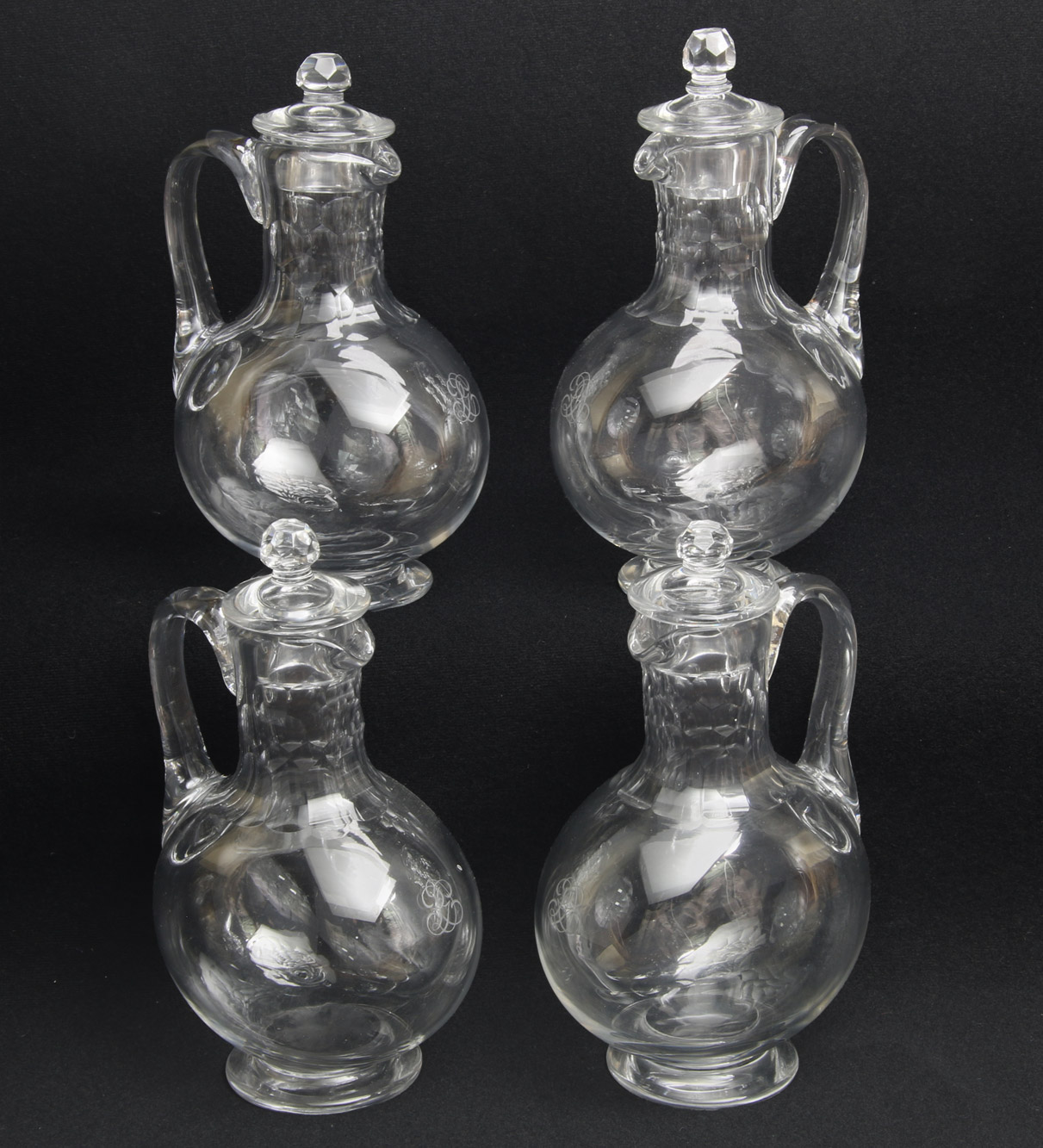  CUATRO GARRAFAS DE FINO CRISTAL LISO PARA VINO CON TAPON.