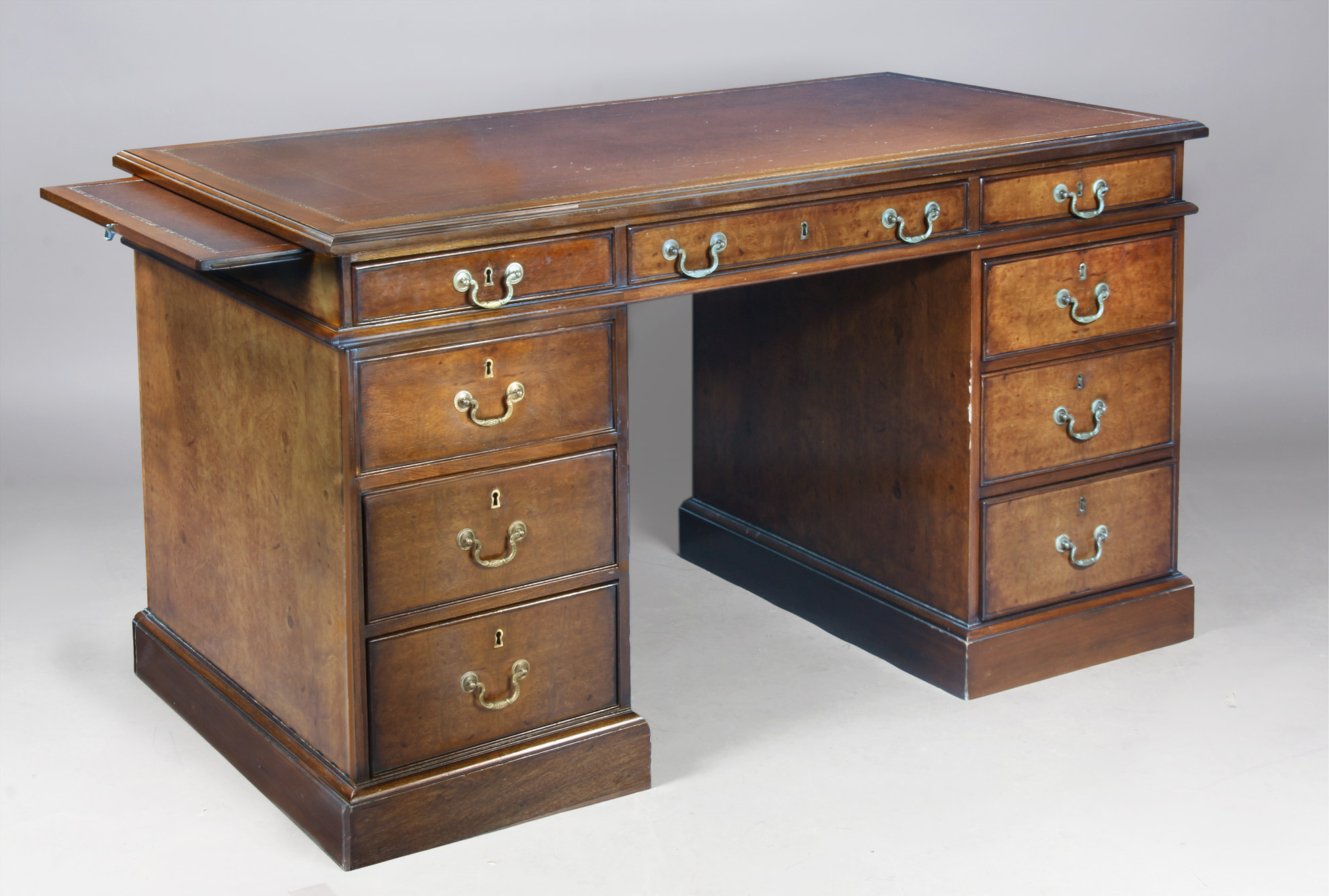  ESCRITORIO ESTILO INGLES CON PEDESTALES DESMONTABLES. 