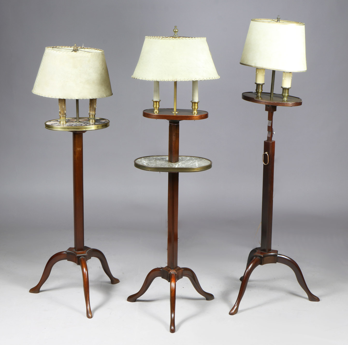 Lotes 330, 331 y 332: 
																		PEQUEÑA MESA LAMPARA DE ESTILO INGLES. 
																		PEQUEÑA MESA LAMPARA DE ESTILO INGLES. 
																		PEQUEÑA MESA LAMPARA DE ESTILO INGLES. 