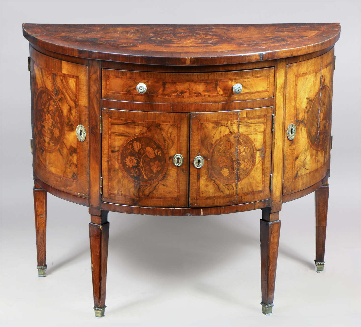  ANTIGUA COMODA ALEMANA DE FORMA DEMI-LUNE. 