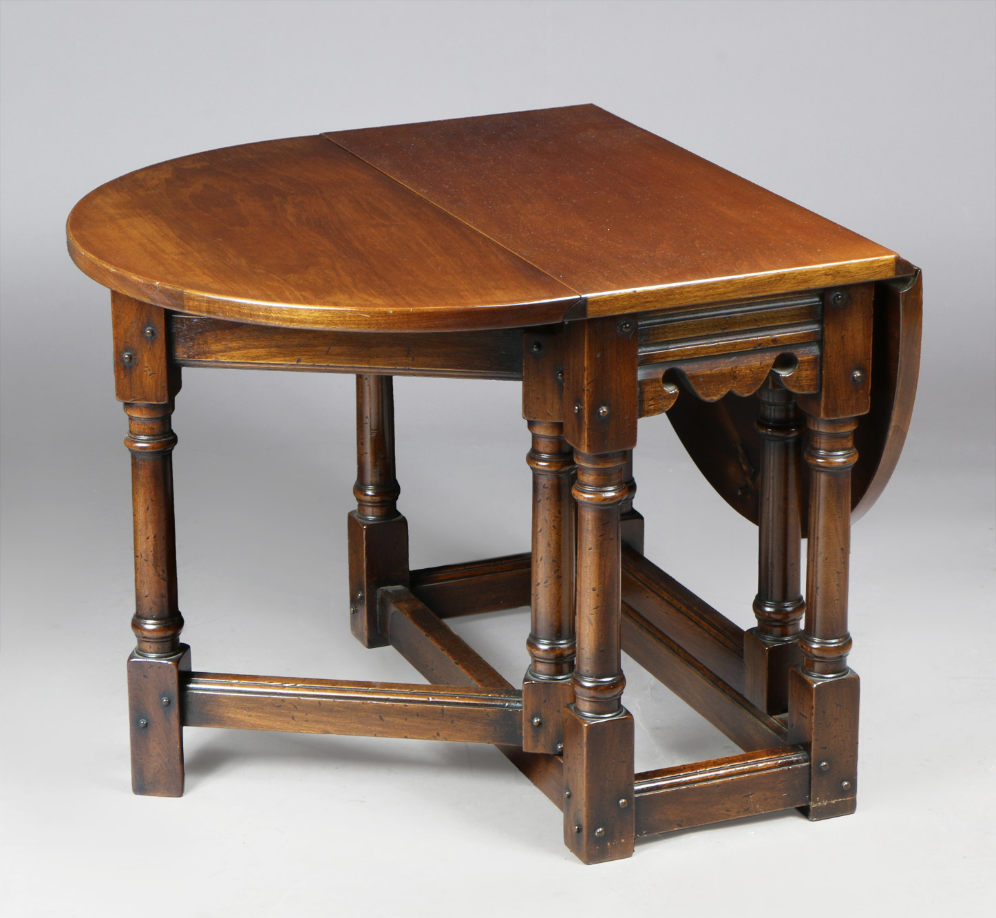  PEQUEÑA MESA 'GATE-LEG' DE ESTILO INGLES. 