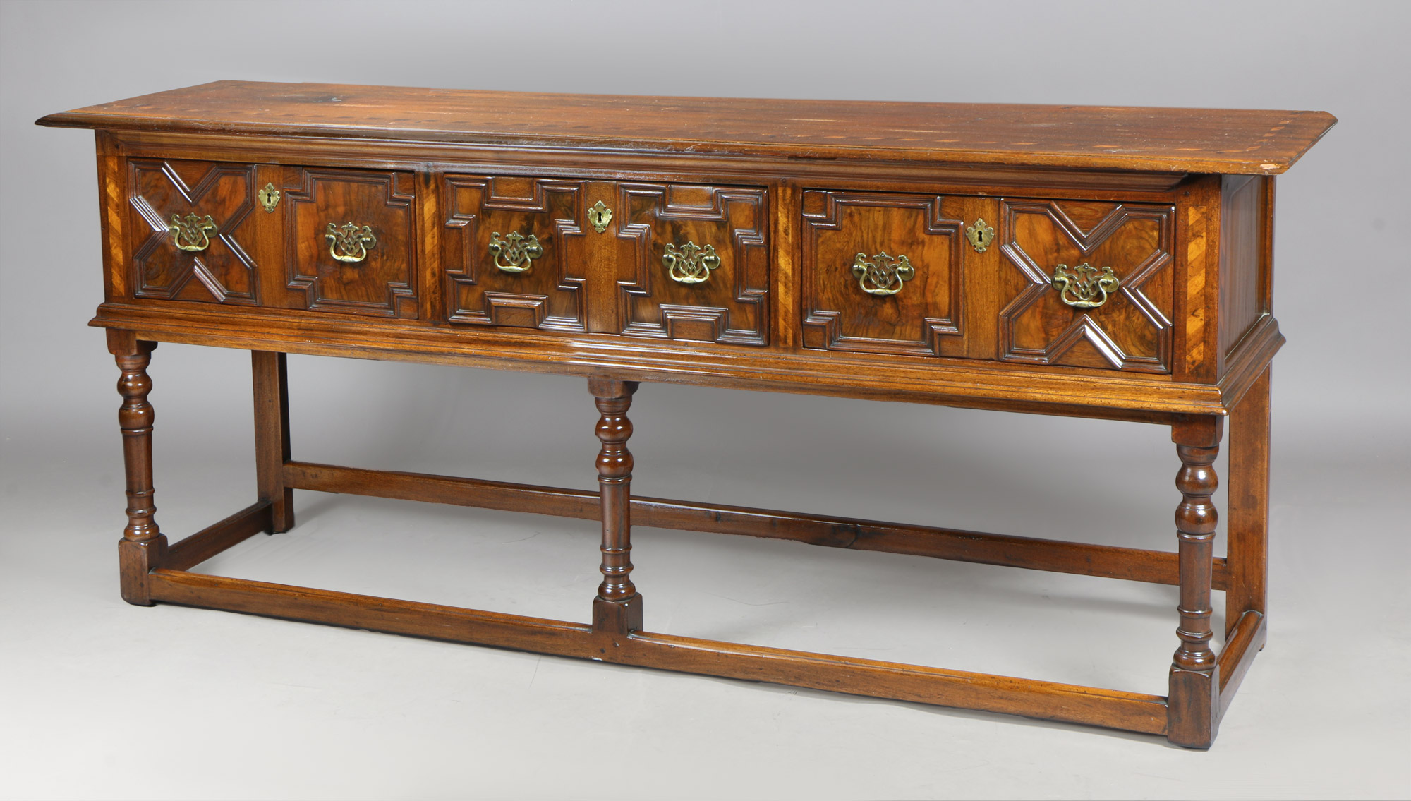  DRESSER DE ESTILO INGLES JACOBINO. 