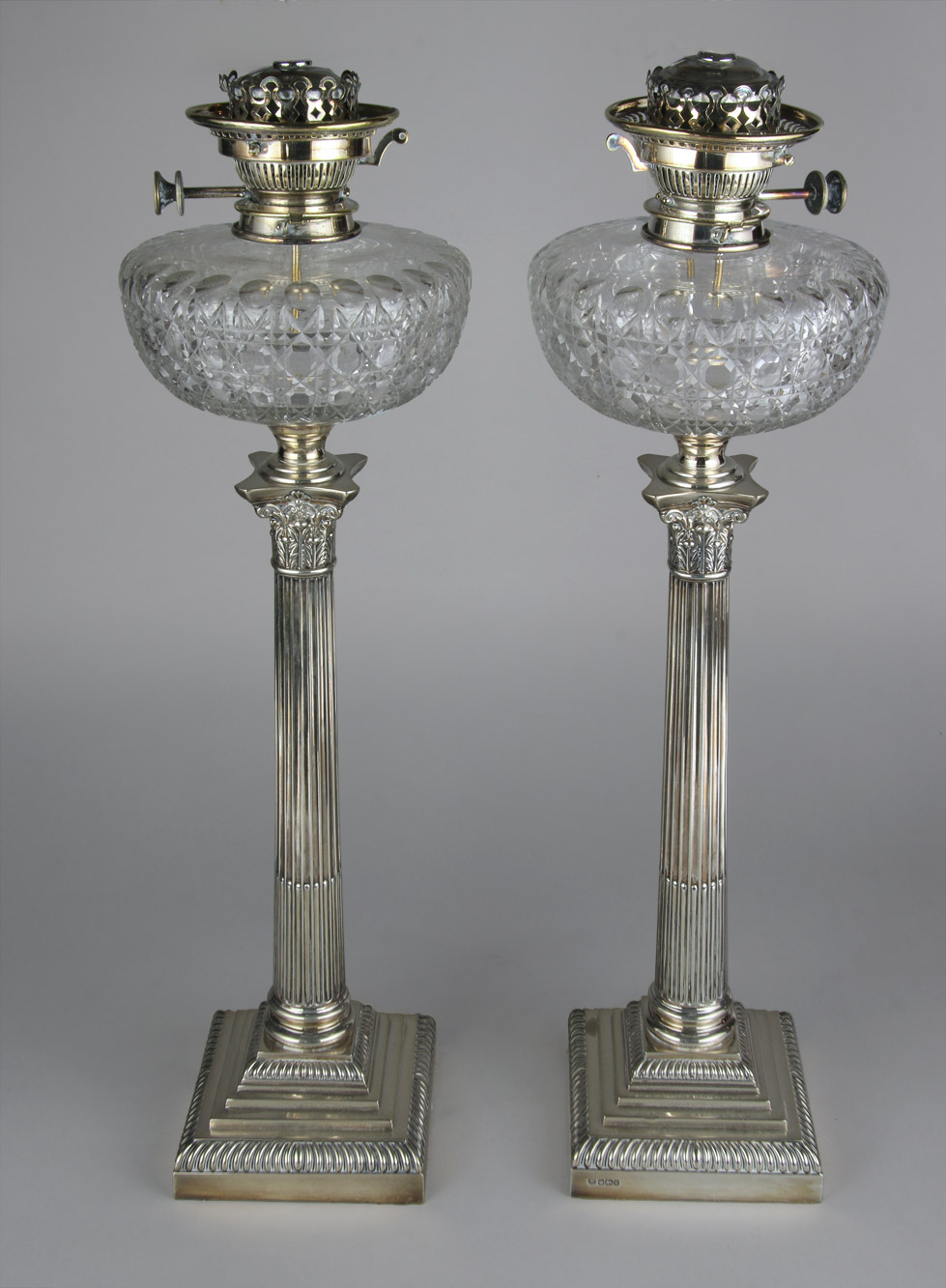  PAR DE ANTIGUAS LAMPARAS INGLESAS EN FORMA DE COLUMNA. 