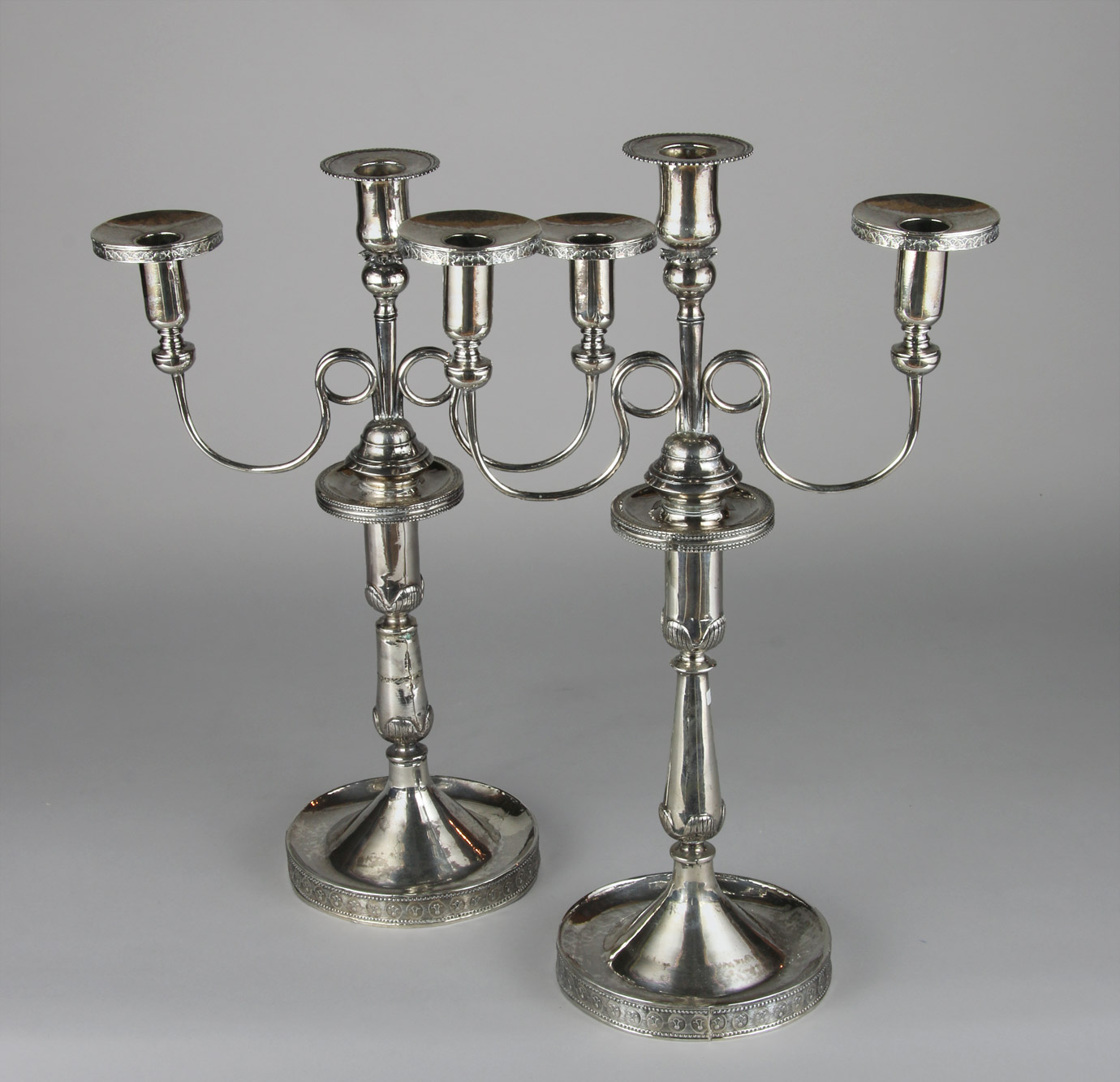  PAR DE ANTIGUOS CANDELABROS COLONIALES SIGLO XIX. 