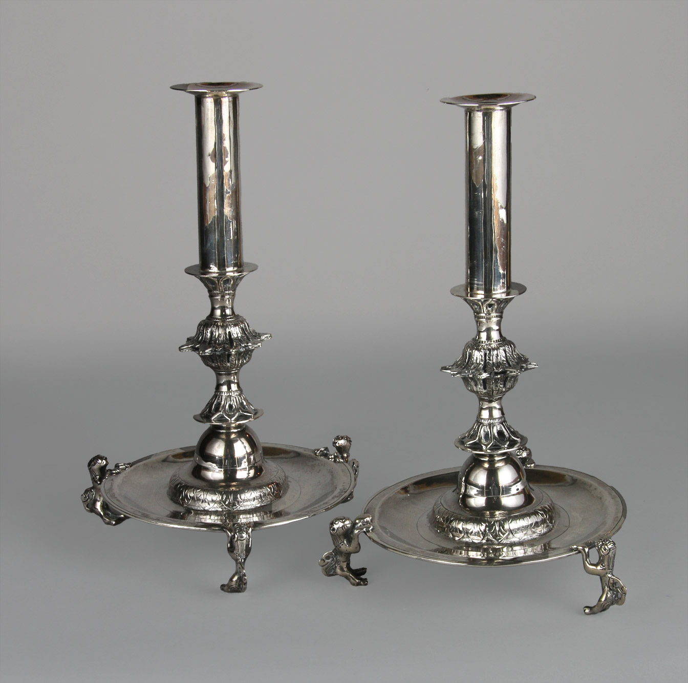  PAR DE CANDELEROS COLONIALES DE PLATA BAJA. 