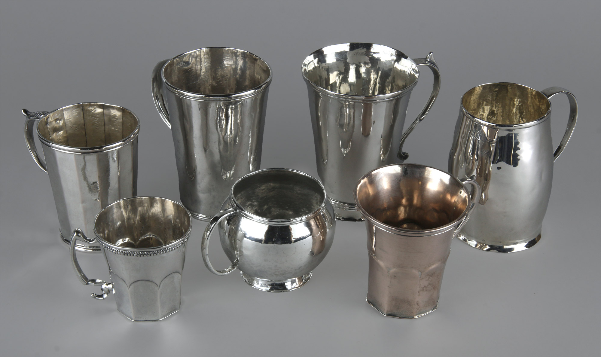  SIETE ANTIGUOS JARROS COLONIALES DIFERENTES. 