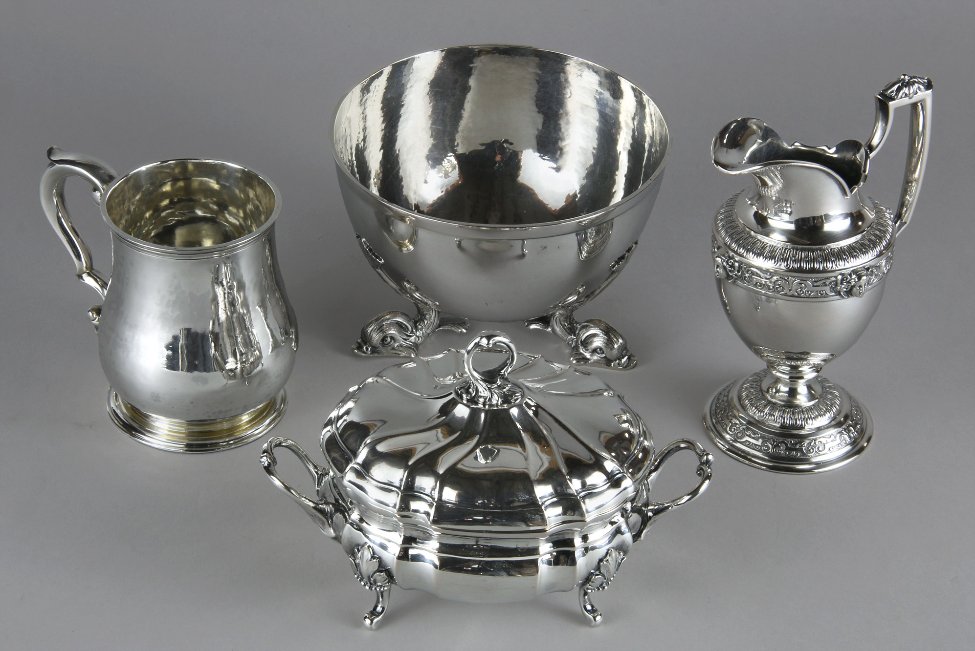 Lotes 674, 675, 676 y 677: 
																		PEQUEÑO JARRO DE PLATA INGLESA SELLADA. 
																		ANTIGUO CENTRO HONDO DE PLATA EUROPEA SELLADA.
																		PEQUEÑA JARRA DE PLATA ALEMANA 800 SELLADA. 
																		PEQUEÑA REPLICA DE SOPERA DE PLATA EUROPEA SELLADA. 