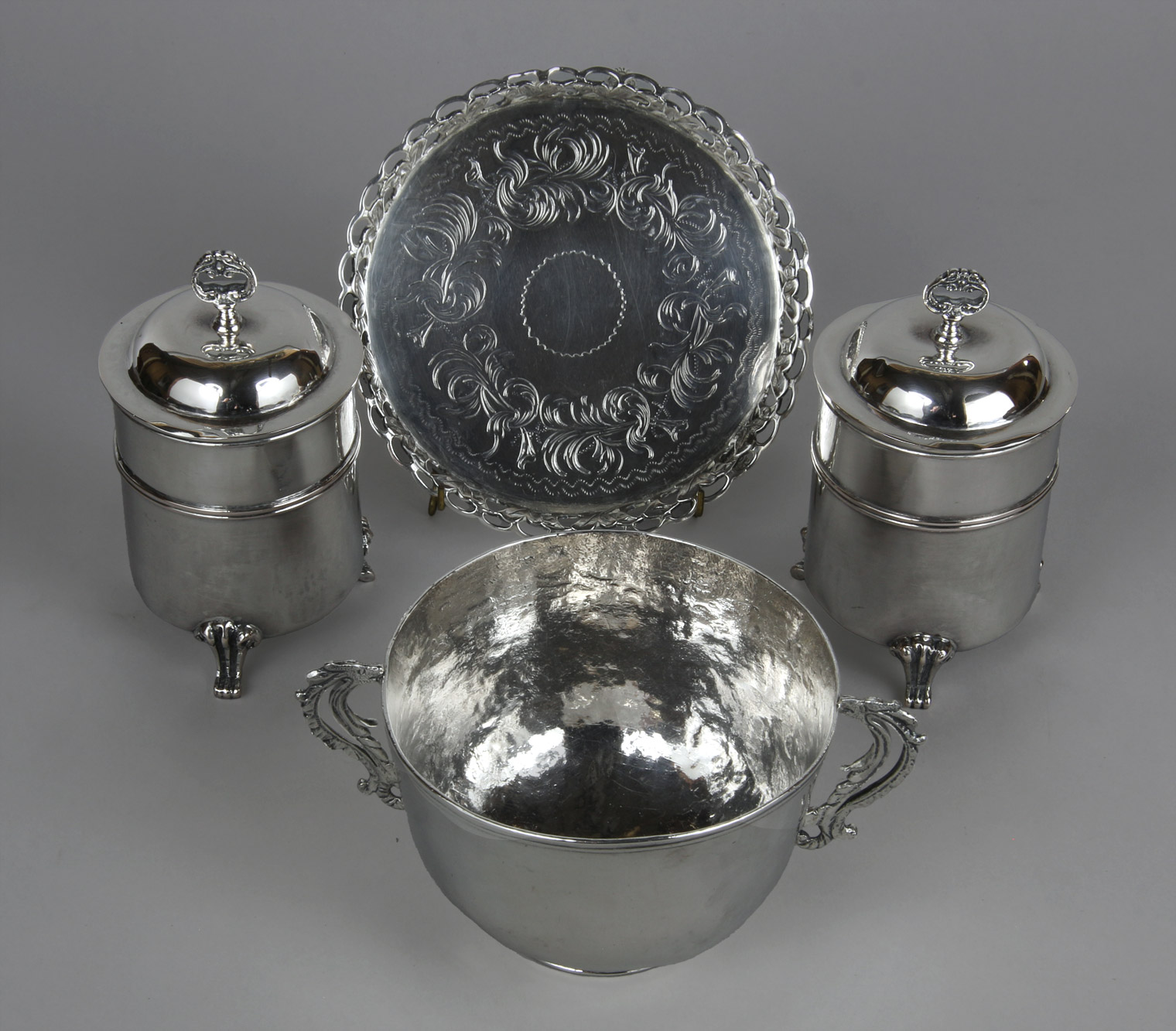 Lotes 671, 672 y 673: 
																		PAR DE ANTIGUOS 'TEA-CADDY' DE PLATA BAJA CON TAPA. 
																		POSABOTELLA DE PLATA EUROPEA SELLADA. 
																		ANTIGUO TAZON COLONIAL DE PLATA BAJA SIGLO XIX. 