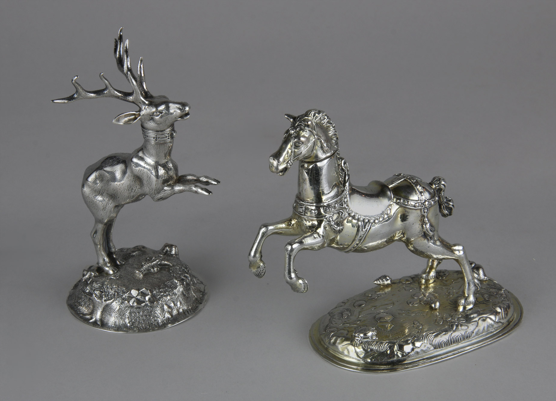 Lotes 700 y 701: 
																		FIGURA 'CIERVO' DE ANTIGUA PLATA FRANCESA SELLADA. 
																		FIGURA 'CABALLO' DE ANTIGUA PLATA EUROPEA SELLADA. 
