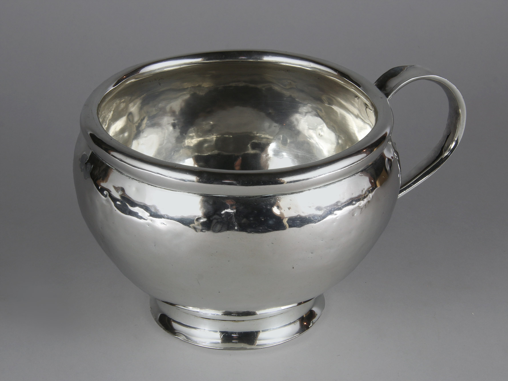  ANTIGUA BACINILLA COLONIAL DE PLATA BAJA MARTILLADA. 