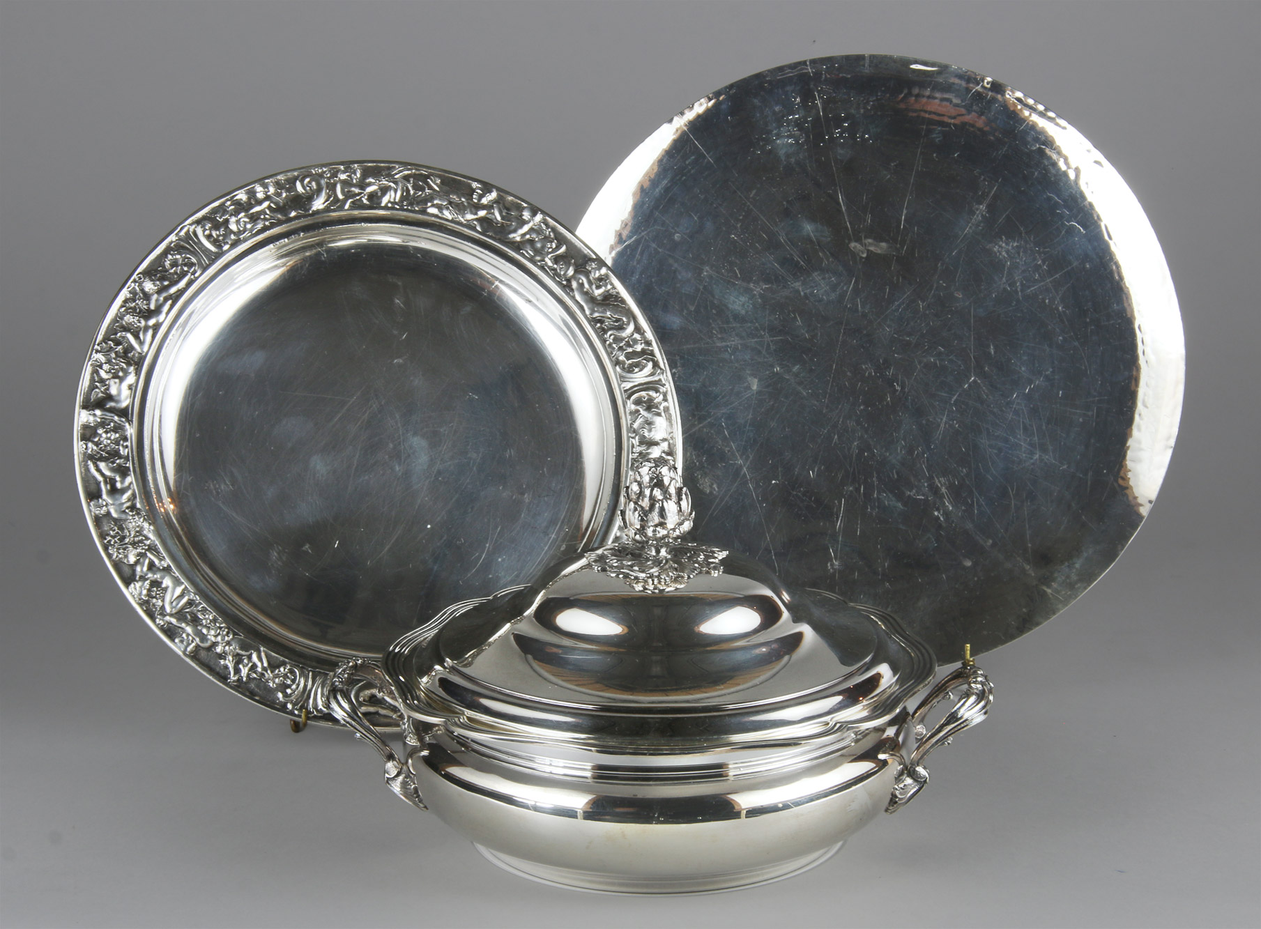 Lotes 690, 691 y 692: 
																		PLATO CIRCULAR DE PLATA NACIONAL 925 SELLADA.
																		PEQUEÑA BANDEJA CIRCULAR DE PLATA 925 SELLADA. 
																		GUISERA DE PLATA FRANCESA SELLADA CON TAPA. 