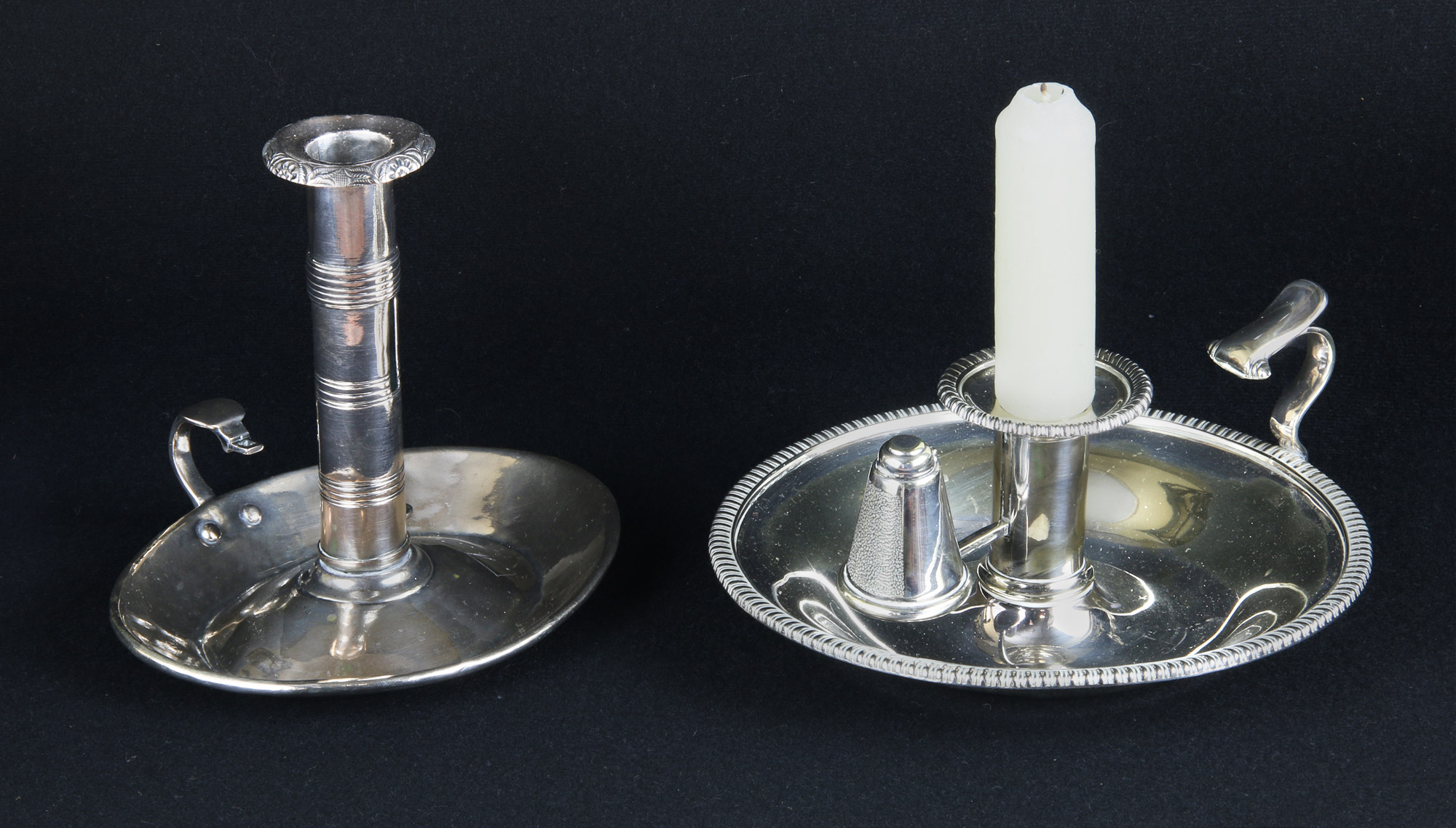 Lotes 688 y 686: 
																		ANTIGUA PALMATORIA COLONIAL DE PLATA BAJA. 
																		PALMATORIA INGLESA DE METAL PLATEADO. 