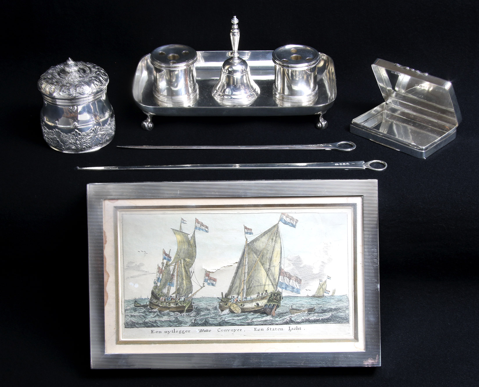 Lotes 730, 600, 693, 695: 
																		POTE DE PLATA SELLADO TIFFANY & CO. CON TAPA. 
																		TINTERO DE PLATA EUROPEA SELLADA.
																		PEQUEÑA CIGARRERA RECTANGULAR DE PLATA INGLESA SELLADA. 
																		DOS ABRECARTAS DE PLATA INGLESA SELLADA. 