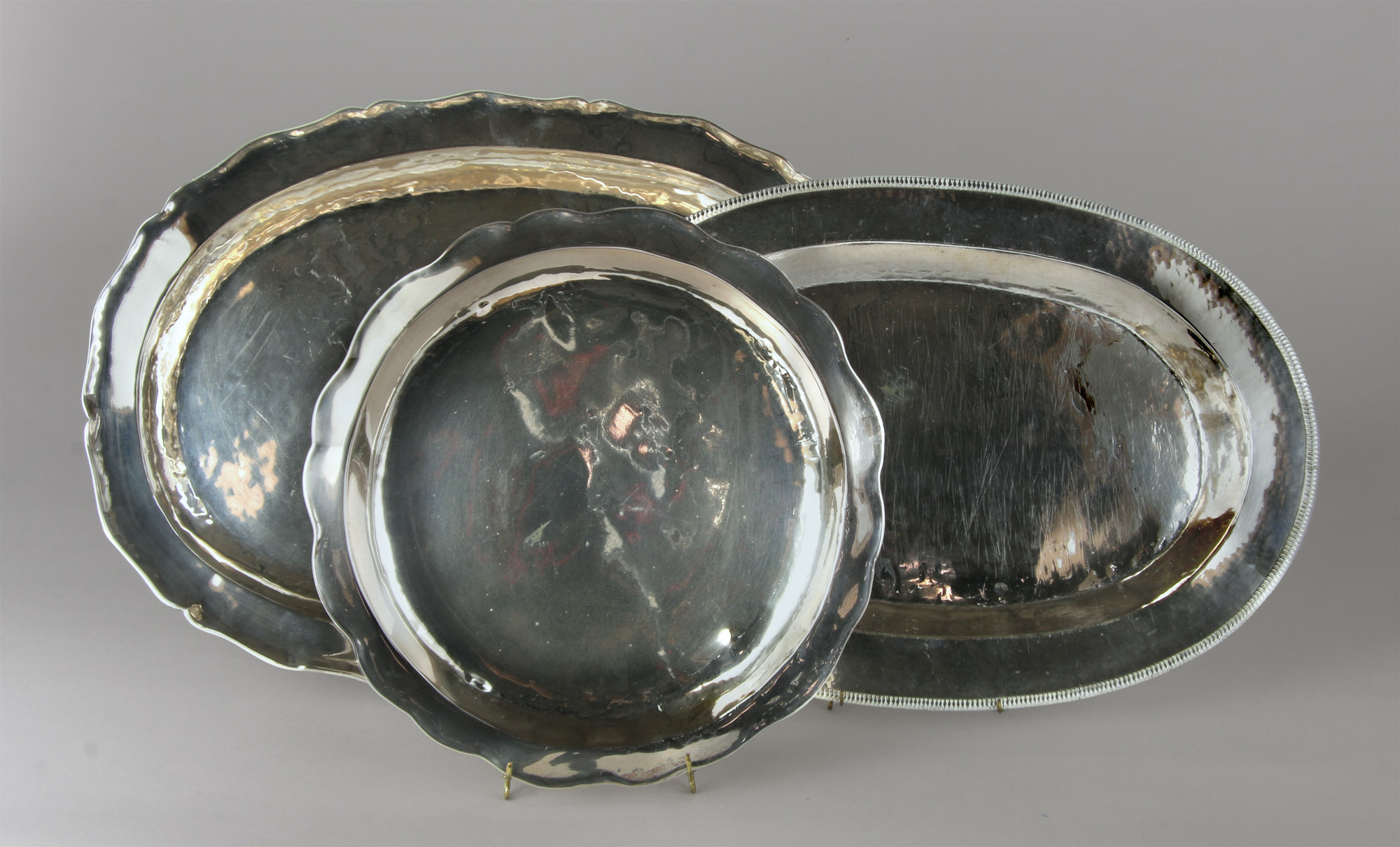 Lotes 549, 550 y 551: 
																		ANTIGUA PAILA COLONIAL DE PLATA BAJA SIGLO XIX. 
																		PEQUEÑA PAILA COLONIAL DE PLATA BAJA SIGLO XIX. 
																		ANTIGUA FUENTE HONDA COLONIAL DE PLATA BAJA SIGLO XIX.  