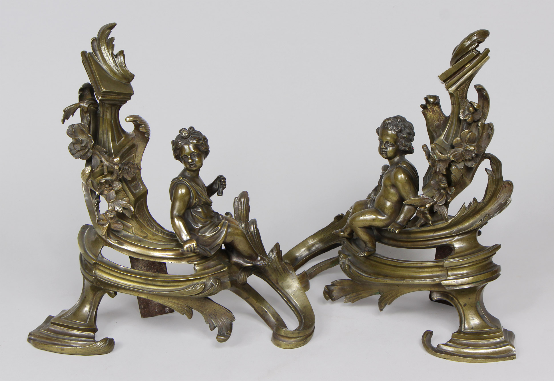  PAR DE ANTIGUOS CHENETS FRANCESES DE ESTILO LUIS XV. 